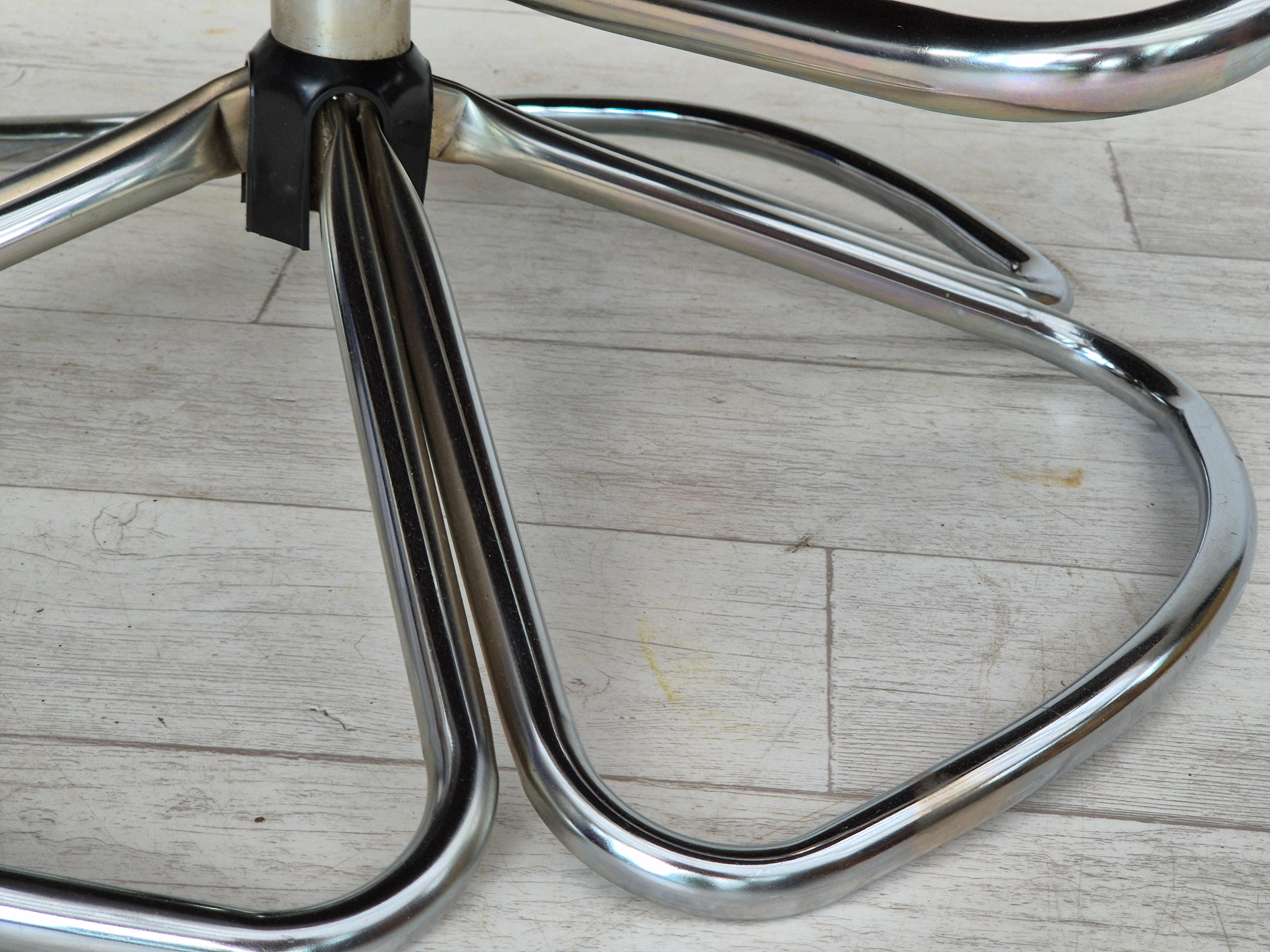 1970s, Danish swivel chair, original condition, leather, chrome steel. For Sale 3