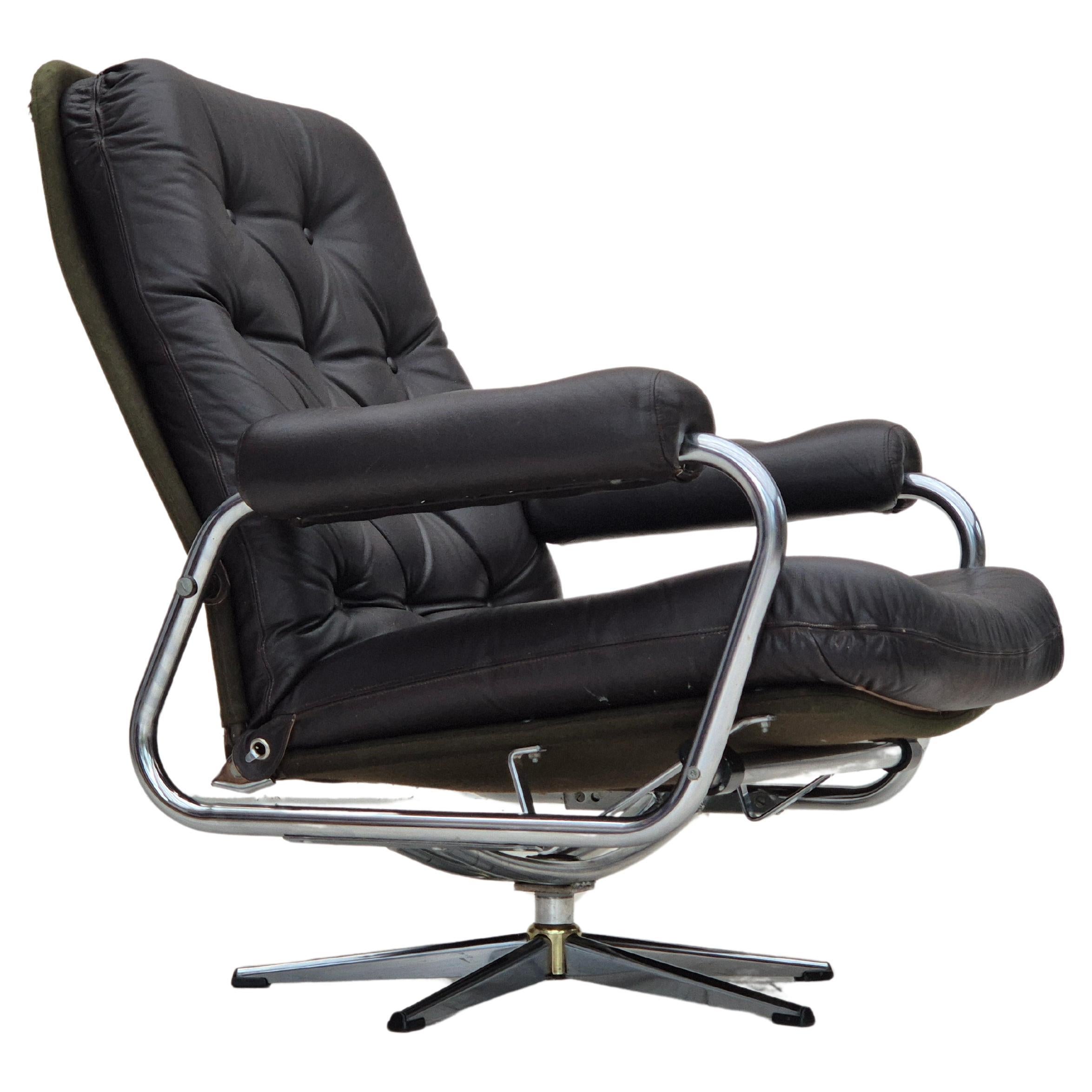 1970s, Danish swivel chair, original condition, leather, chrome steel. For Sale