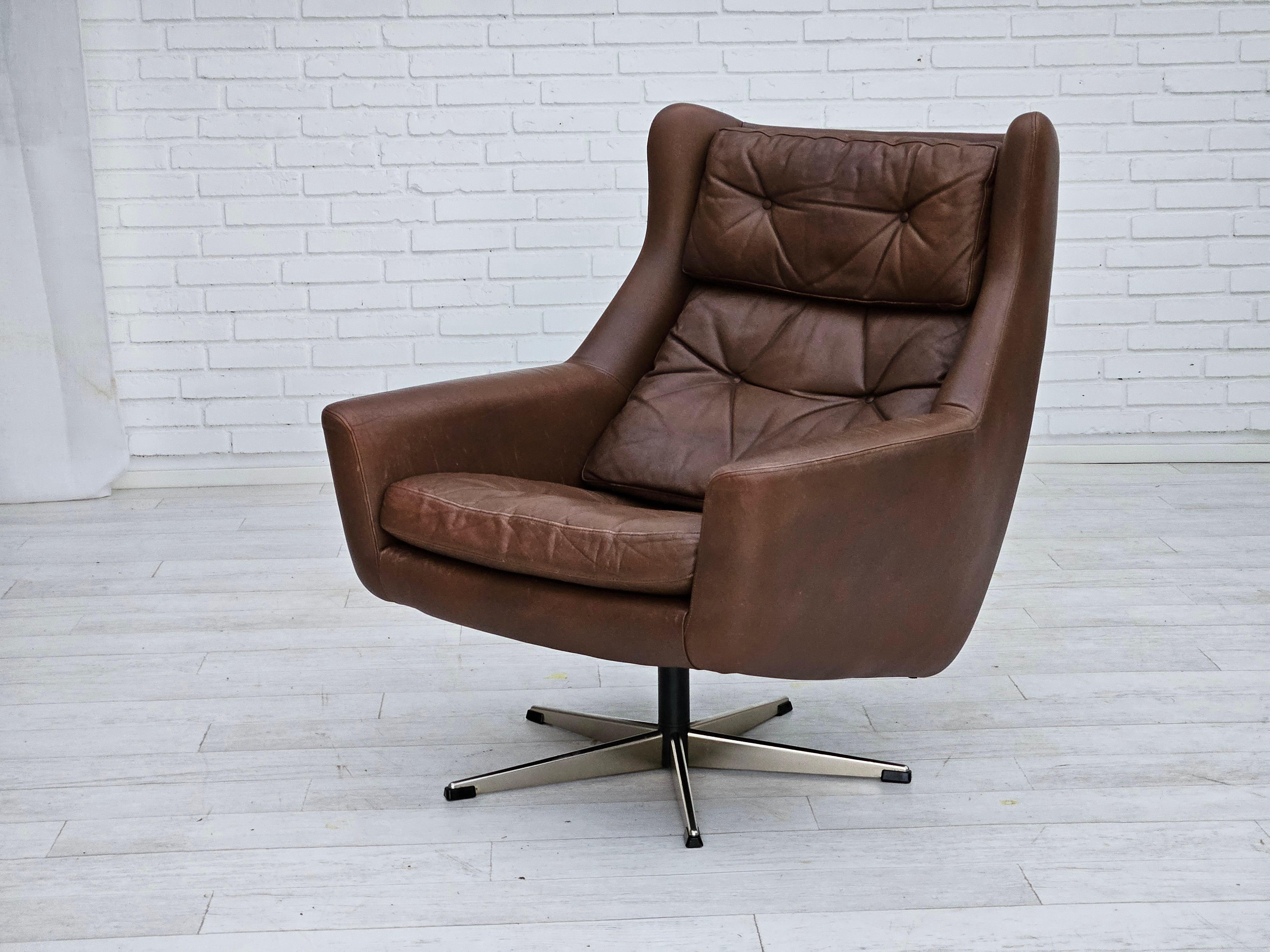 1970, chaise pivotante danoise avec pouf, bon état d'origine, cuir. en vente 3