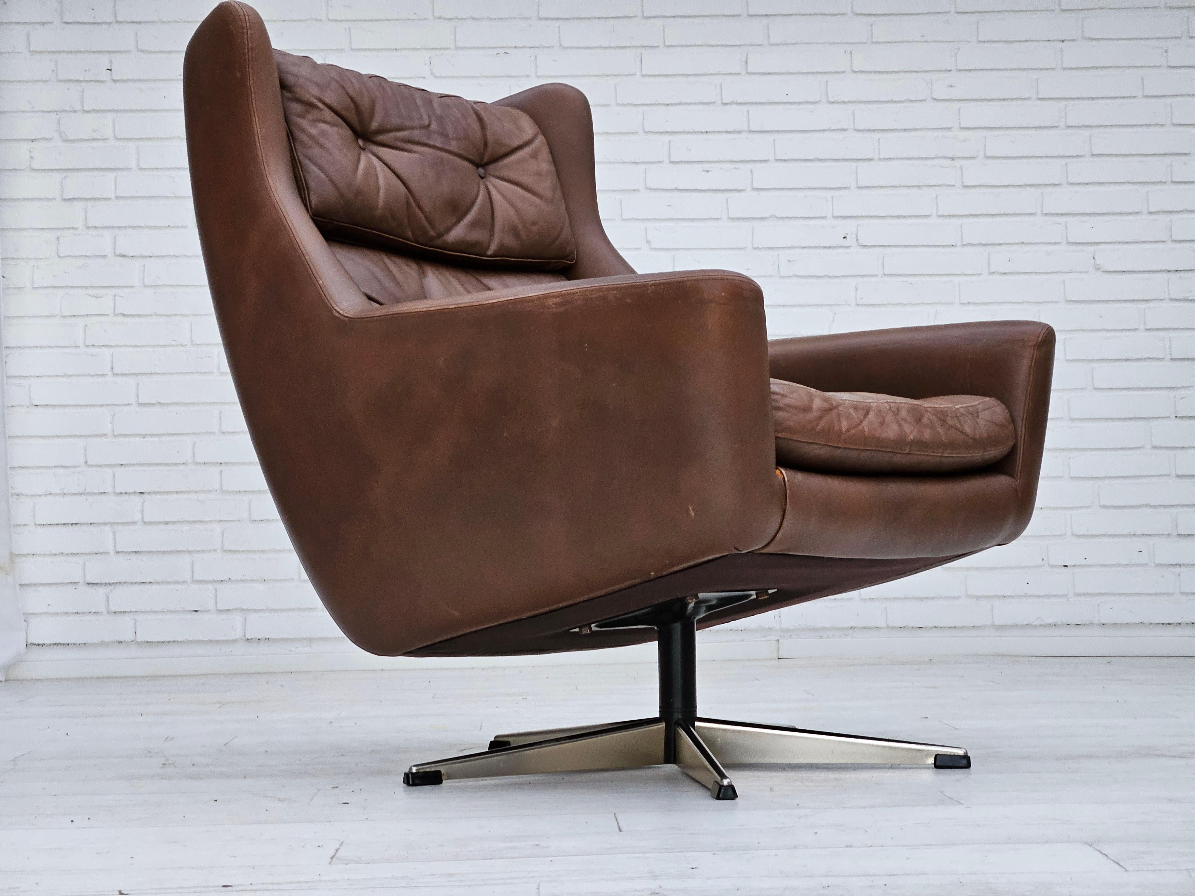 1970, chaise pivotante danoise avec pouf, bon état d'origine, cuir. en vente 4