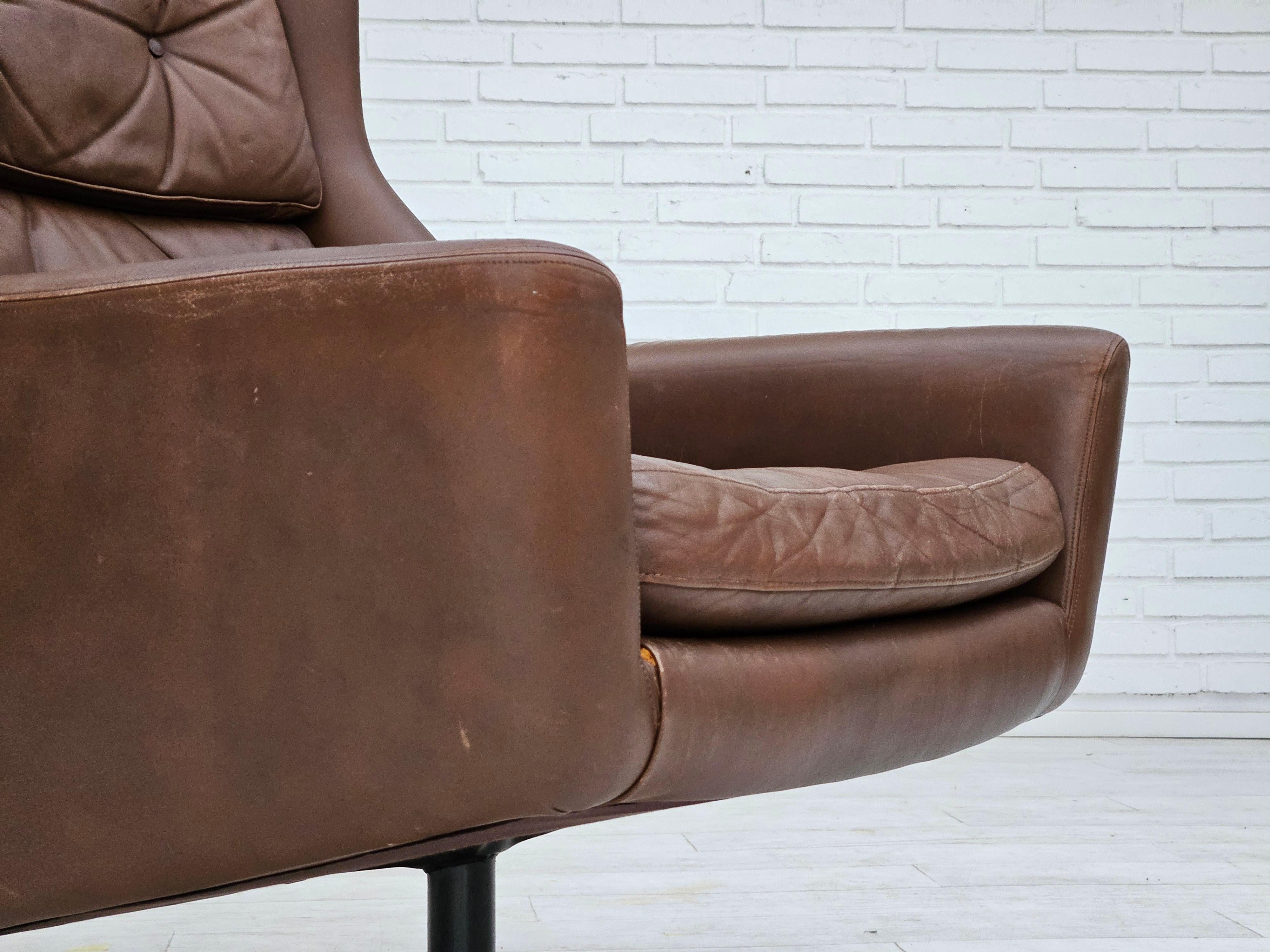 1970, chaise pivotante danoise avec pouf, bon état d'origine, cuir. en vente 5