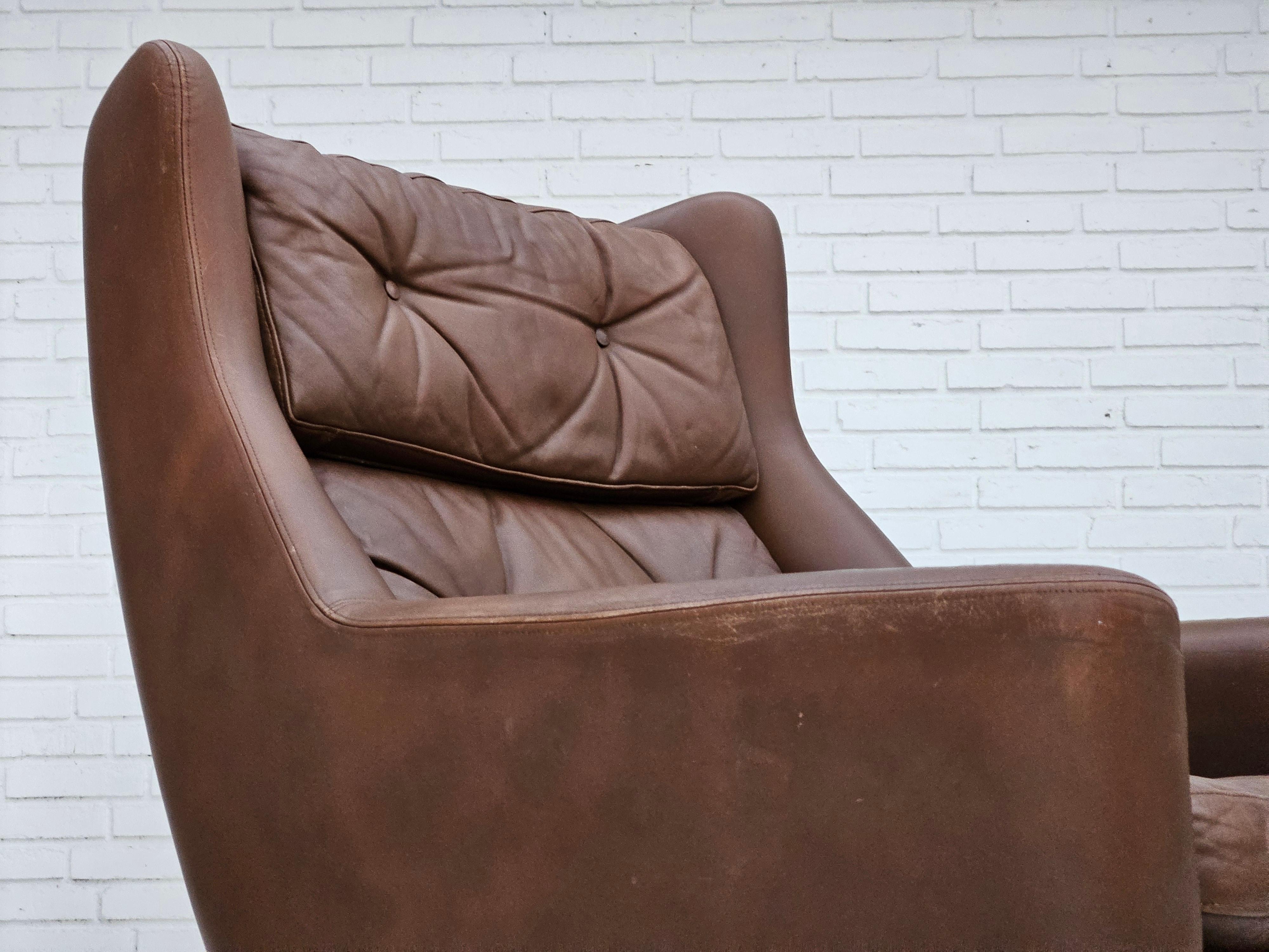 1970, chaise pivotante danoise avec pouf, bon état d'origine, cuir. en vente 6