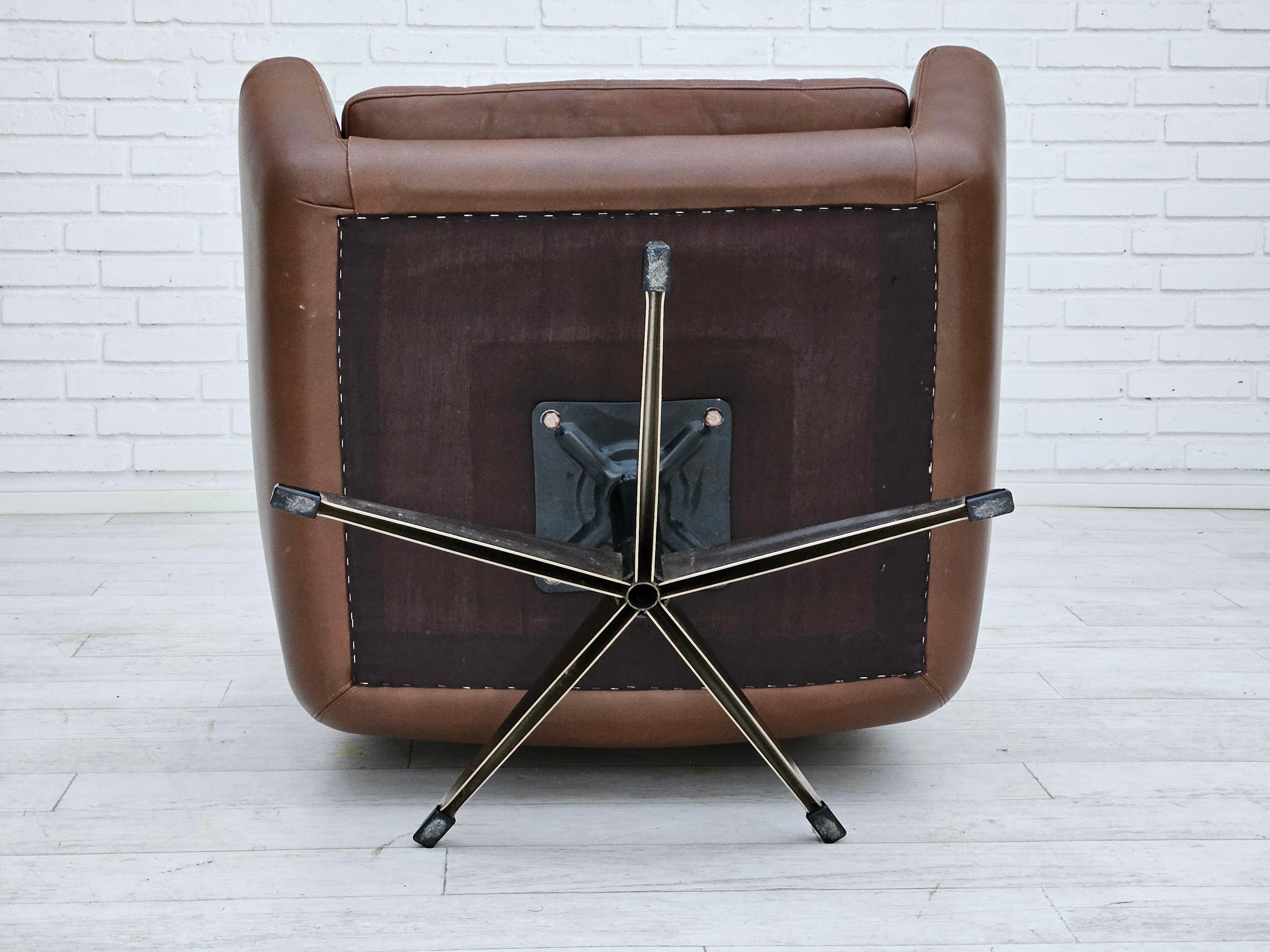 1970, chaise pivotante danoise avec pouf, bon état d'origine, cuir. en vente 7