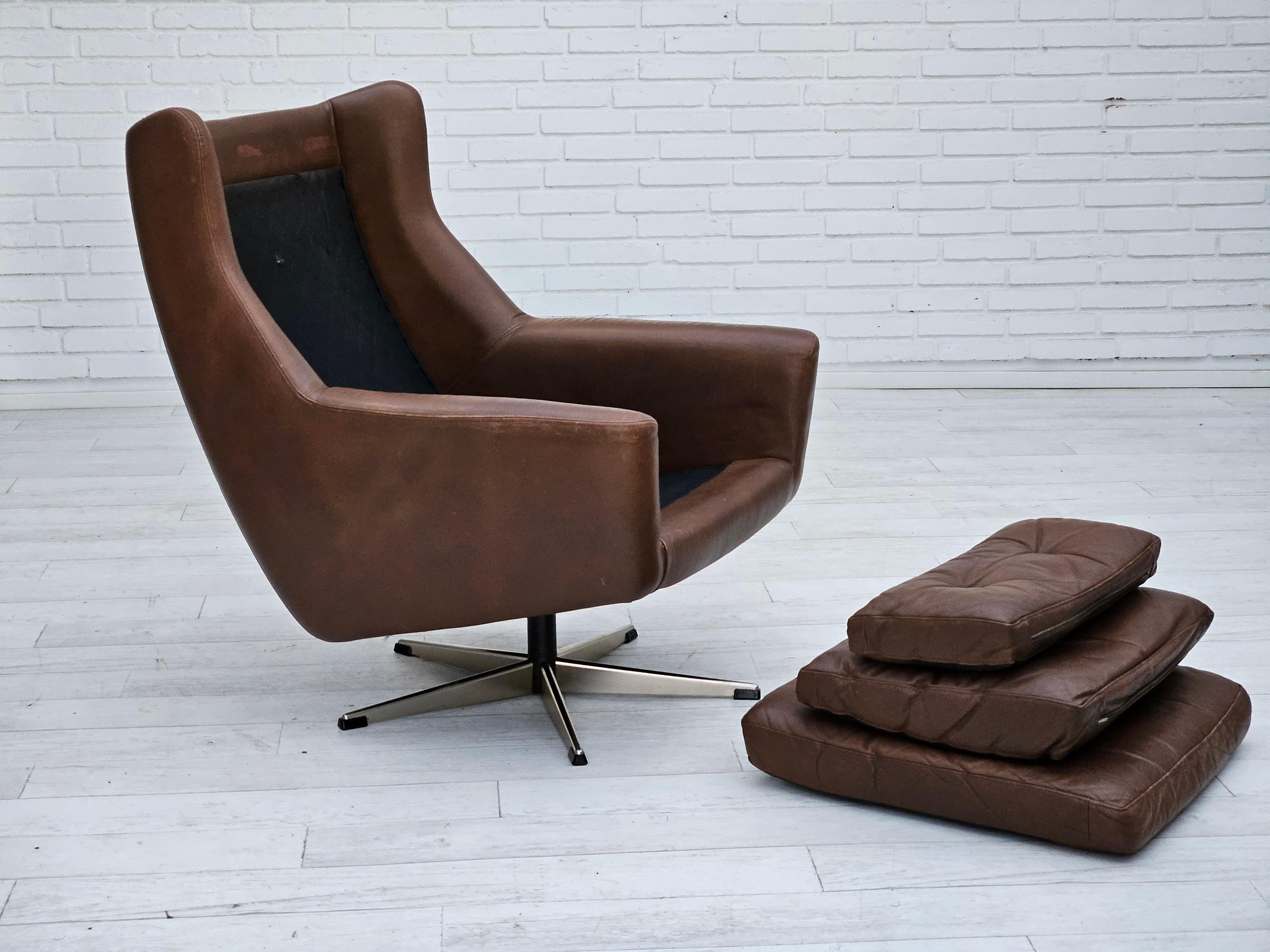 1970, chaise pivotante danoise avec pouf, bon état d'origine, cuir. en vente 8