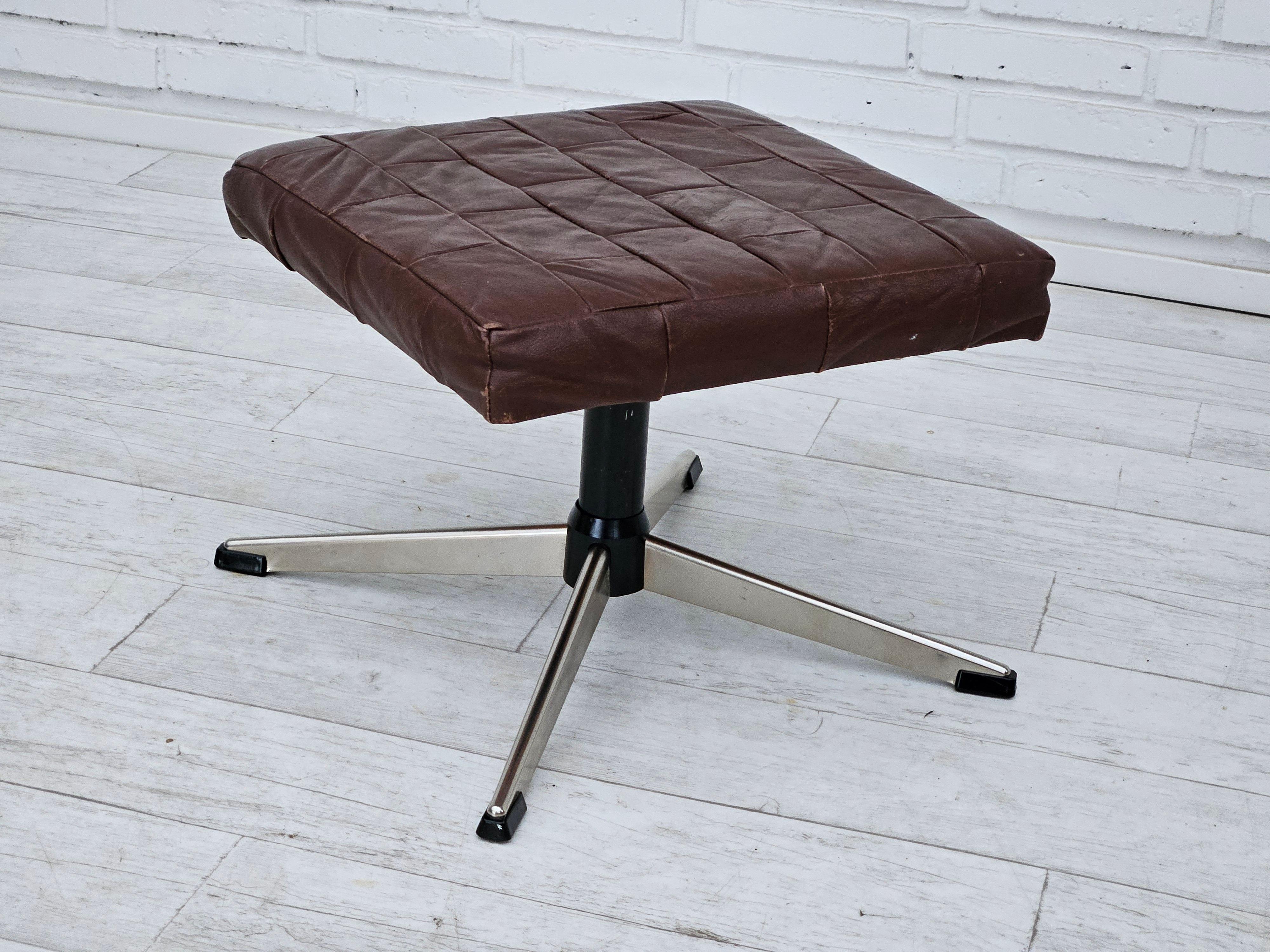 1970, chaise pivotante danoise avec pouf, bon état d'origine, cuir. en vente 9
