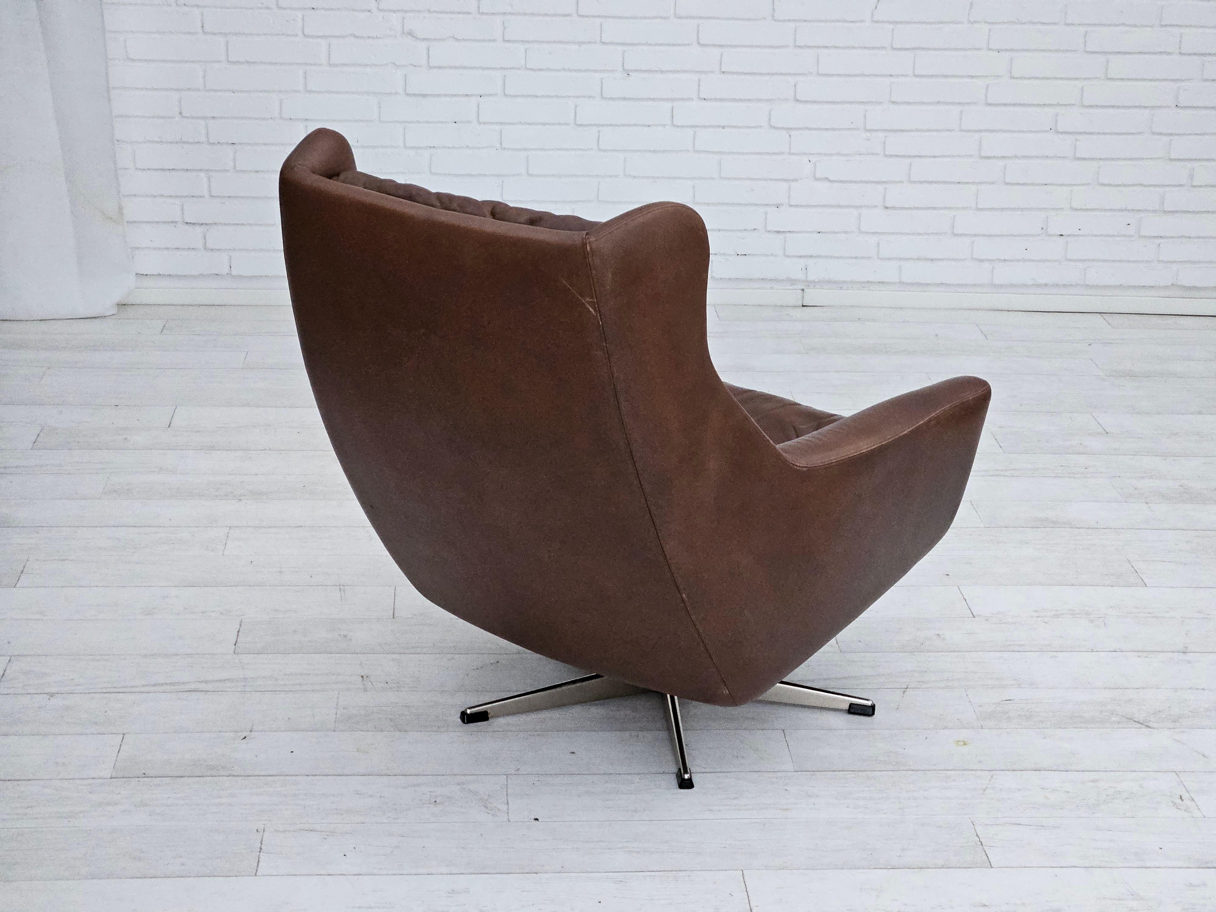 Acier 1970, chaise pivotante danoise avec pouf, bon état d'origine, cuir. en vente