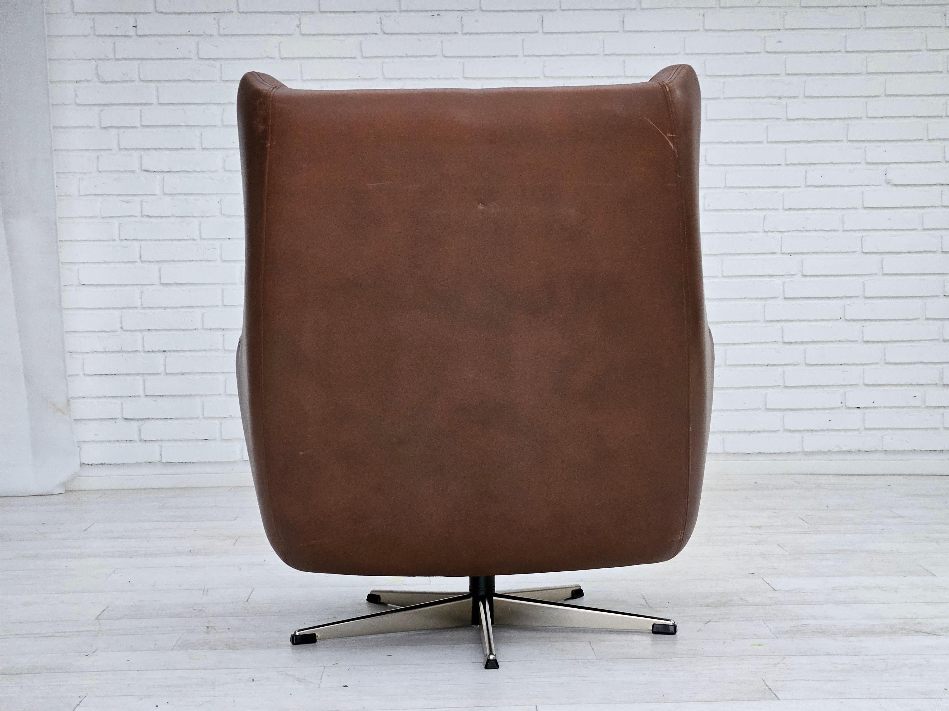 1970, chaise pivotante danoise avec pouf, bon état d'origine, cuir. en vente 1