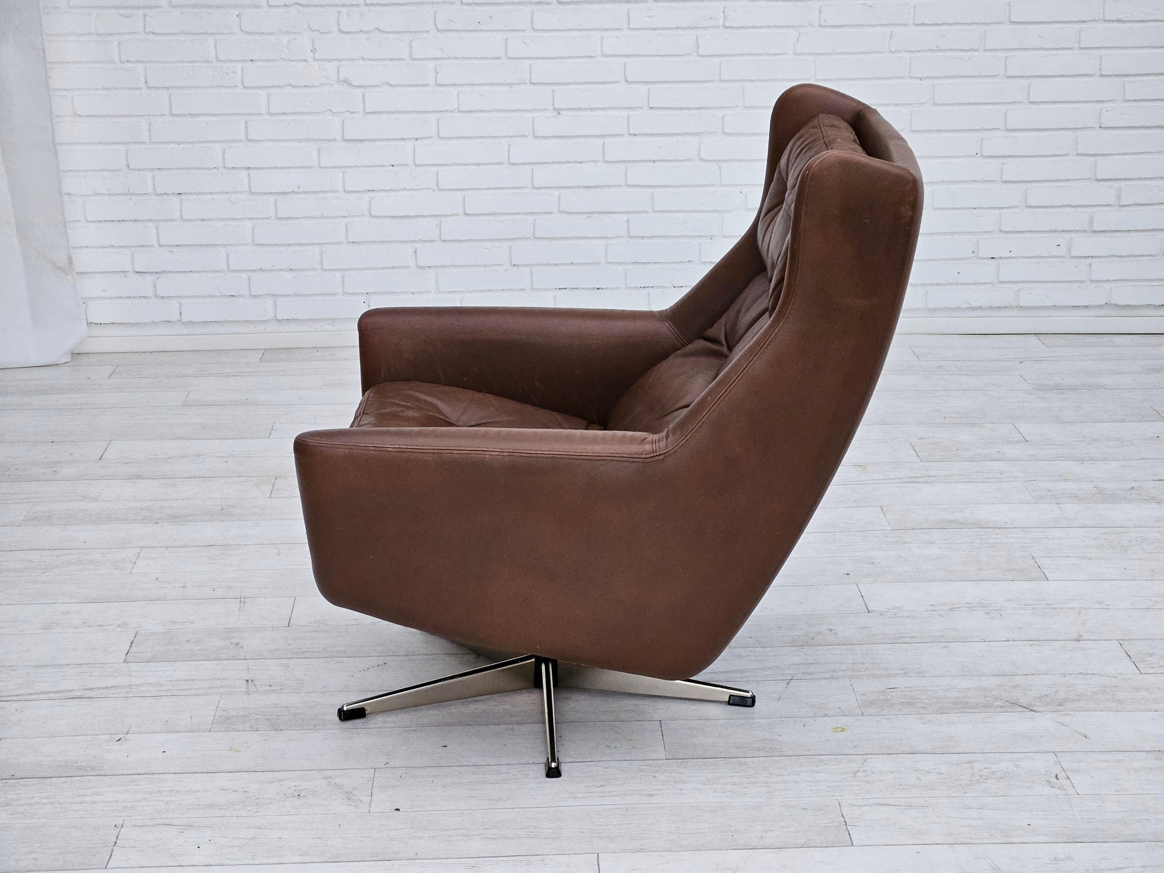 1970, chaise pivotante danoise avec pouf, bon état d'origine, cuir. en vente 2