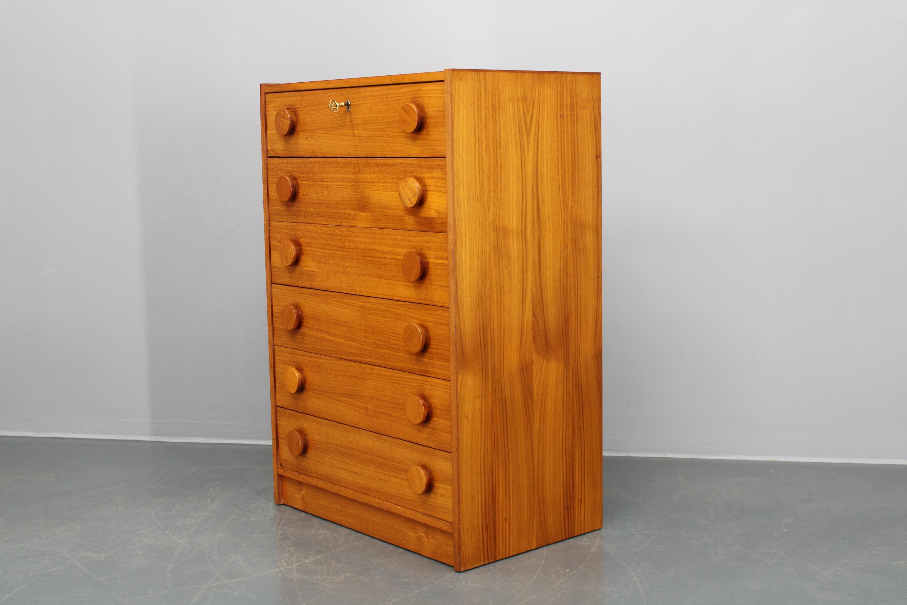 1970er Jahre Dänische Kommode aus Teakholz (Moderne der Mitte des Jahrhunderts) im Angebot