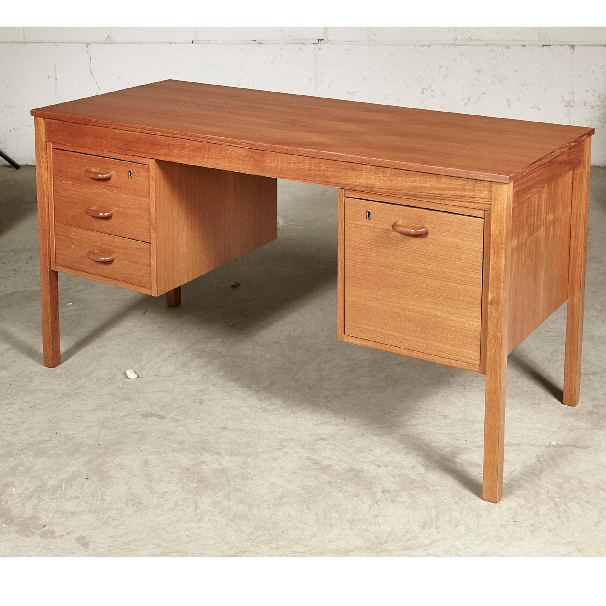 1970s Danish Teak Desk In Good Condition For Sale In Amherst, NH