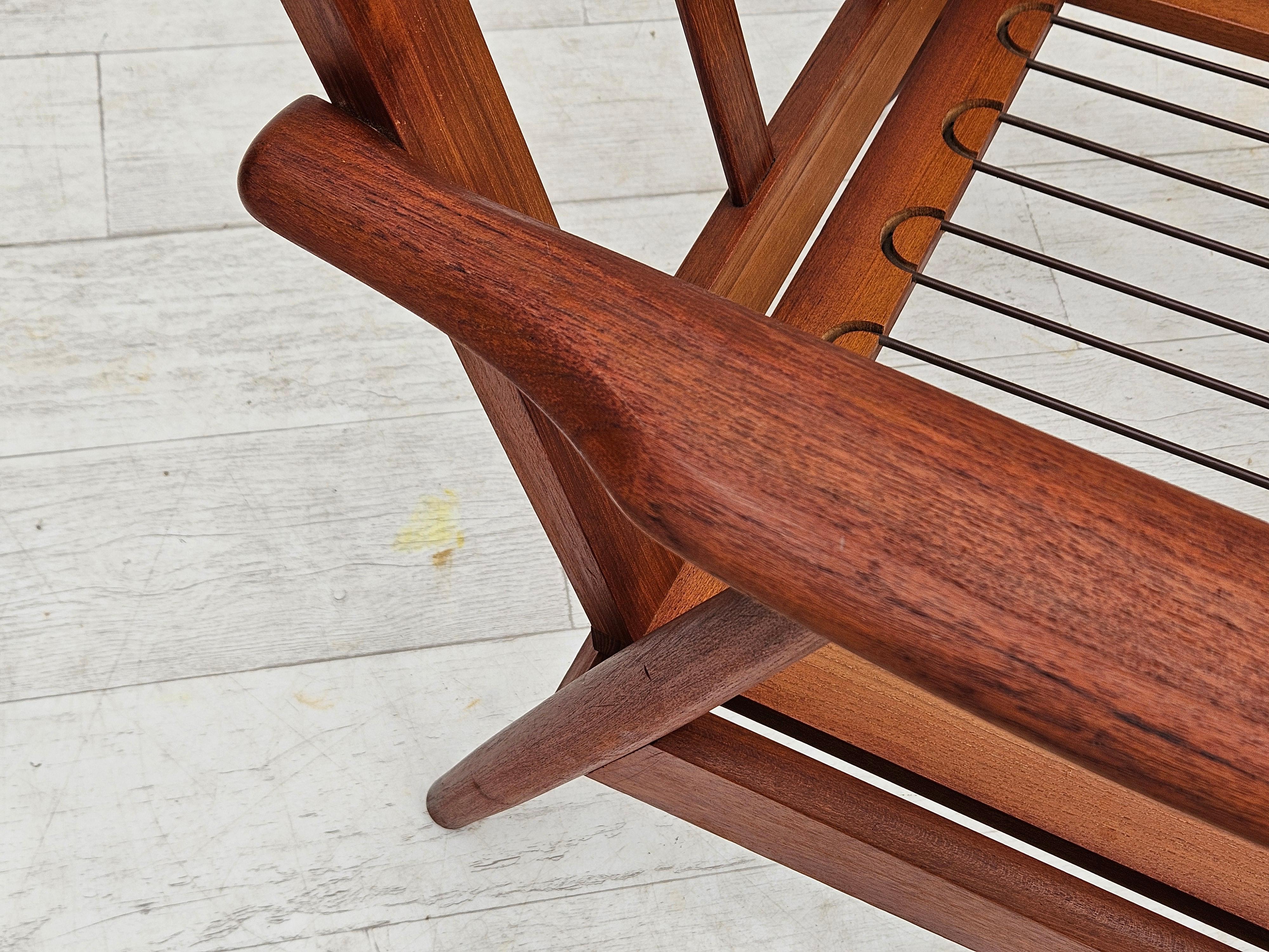 1970er Jahre, dänischer Teakholz-Sessel, Originalzustand, grüner Möbelstoff. im Angebot 3