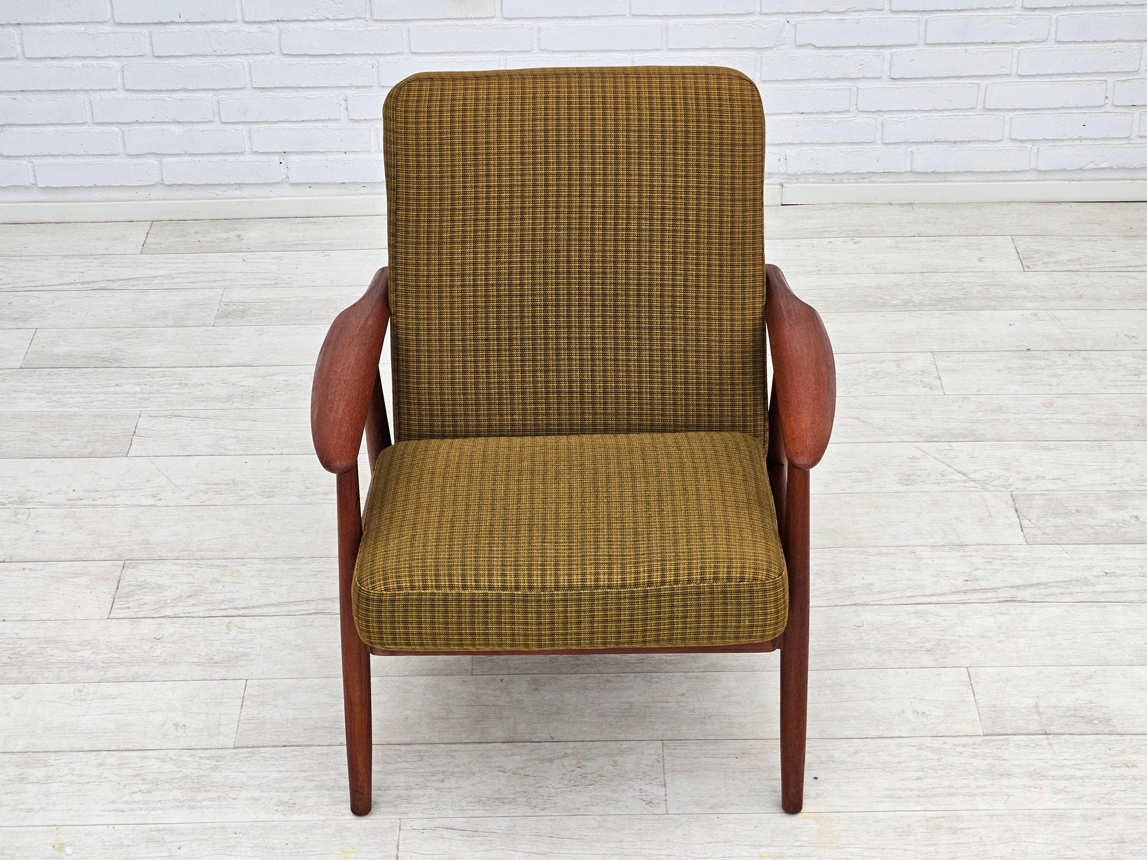 1970er Jahre, dänischer Teakholz-Sessel, Originalzustand, grüner Möbelstoff. im Angebot 4
