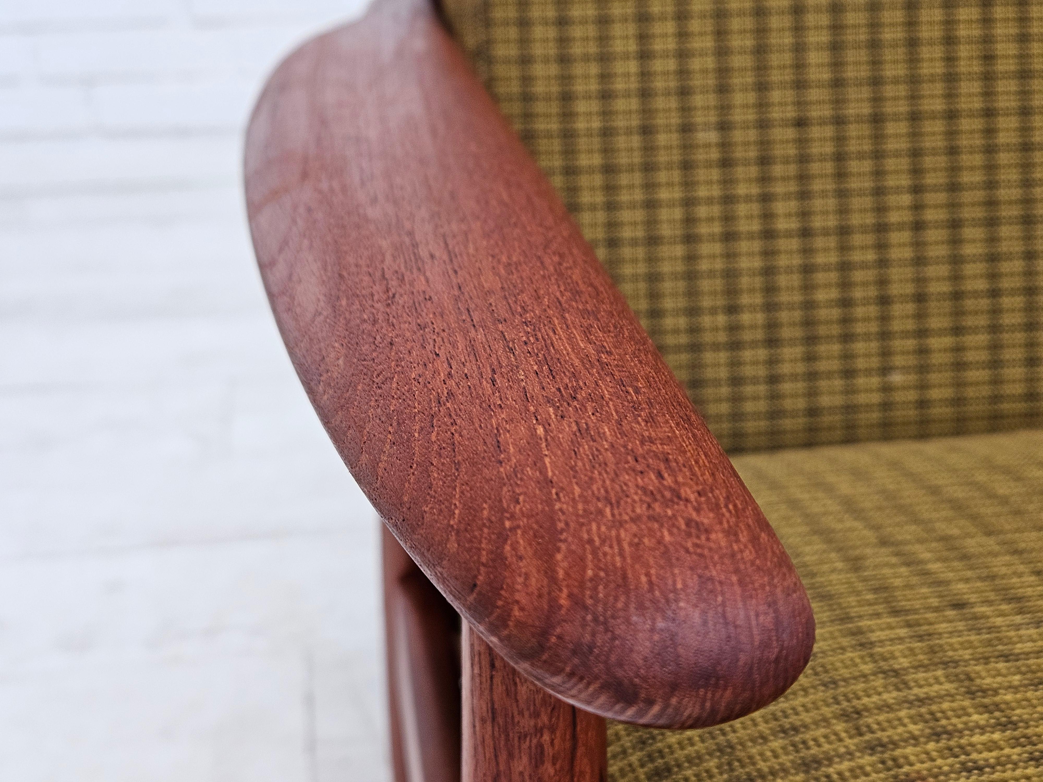 1970er Jahre, dänischer Teakholz-Sessel, Originalzustand, grüner Möbelstoff. im Angebot 5