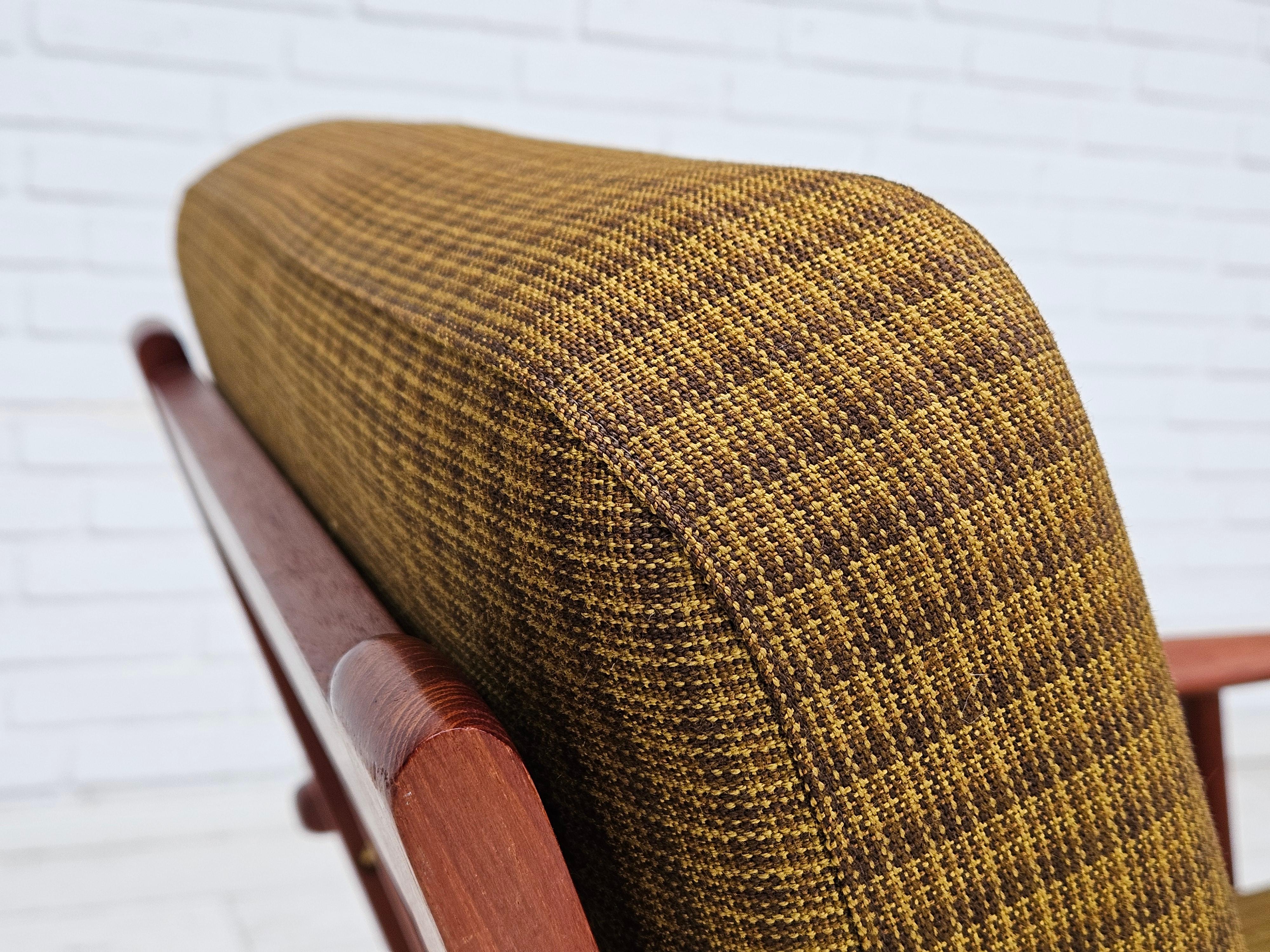 1970er Jahre, dänischer Teakholz-Sessel, Originalzustand, grüner Möbelstoff. im Angebot 6