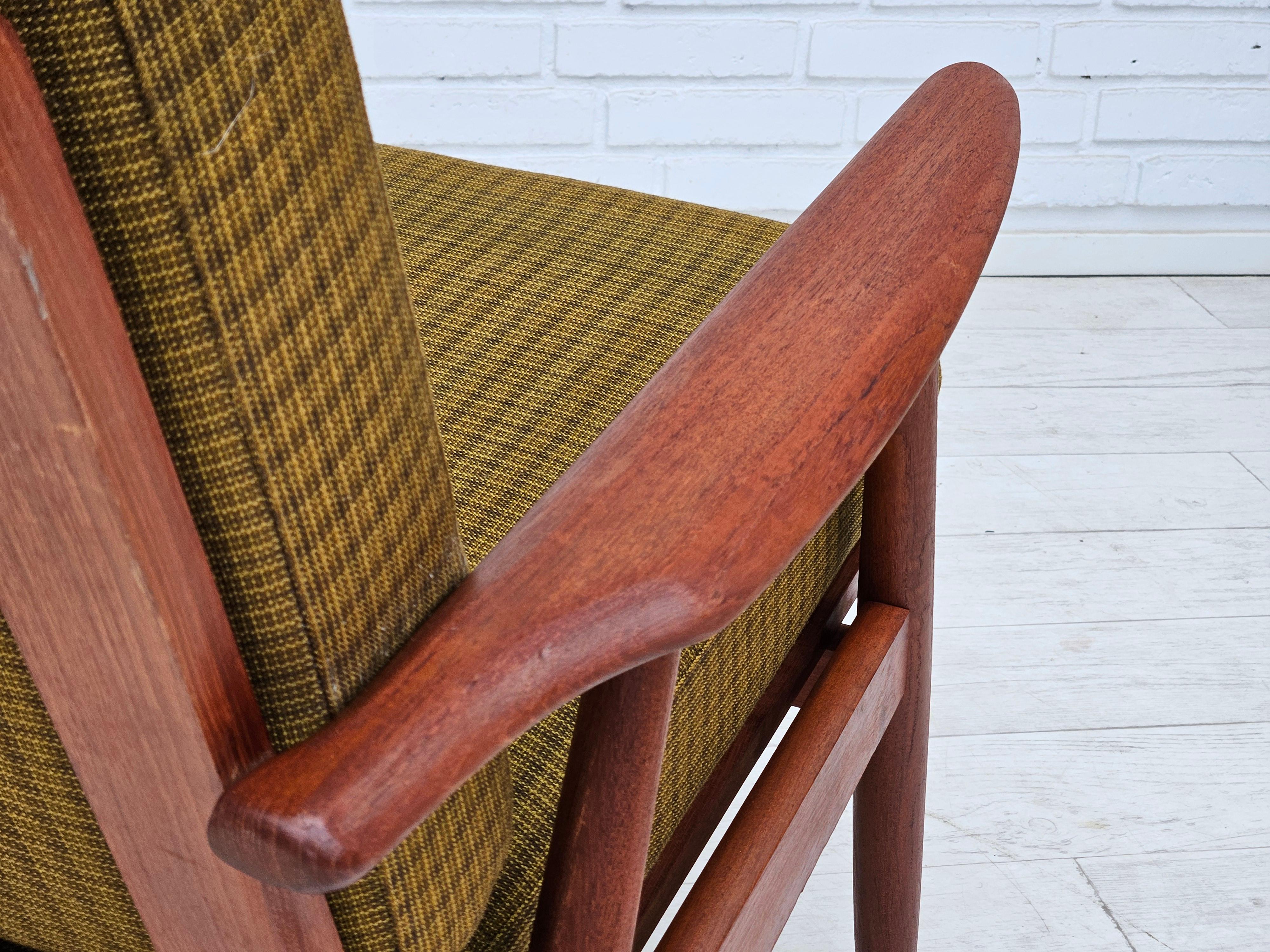 1970er Jahre, dänischer Teakholz-Sessel, Originalzustand, grüner Möbelstoff. im Angebot 8