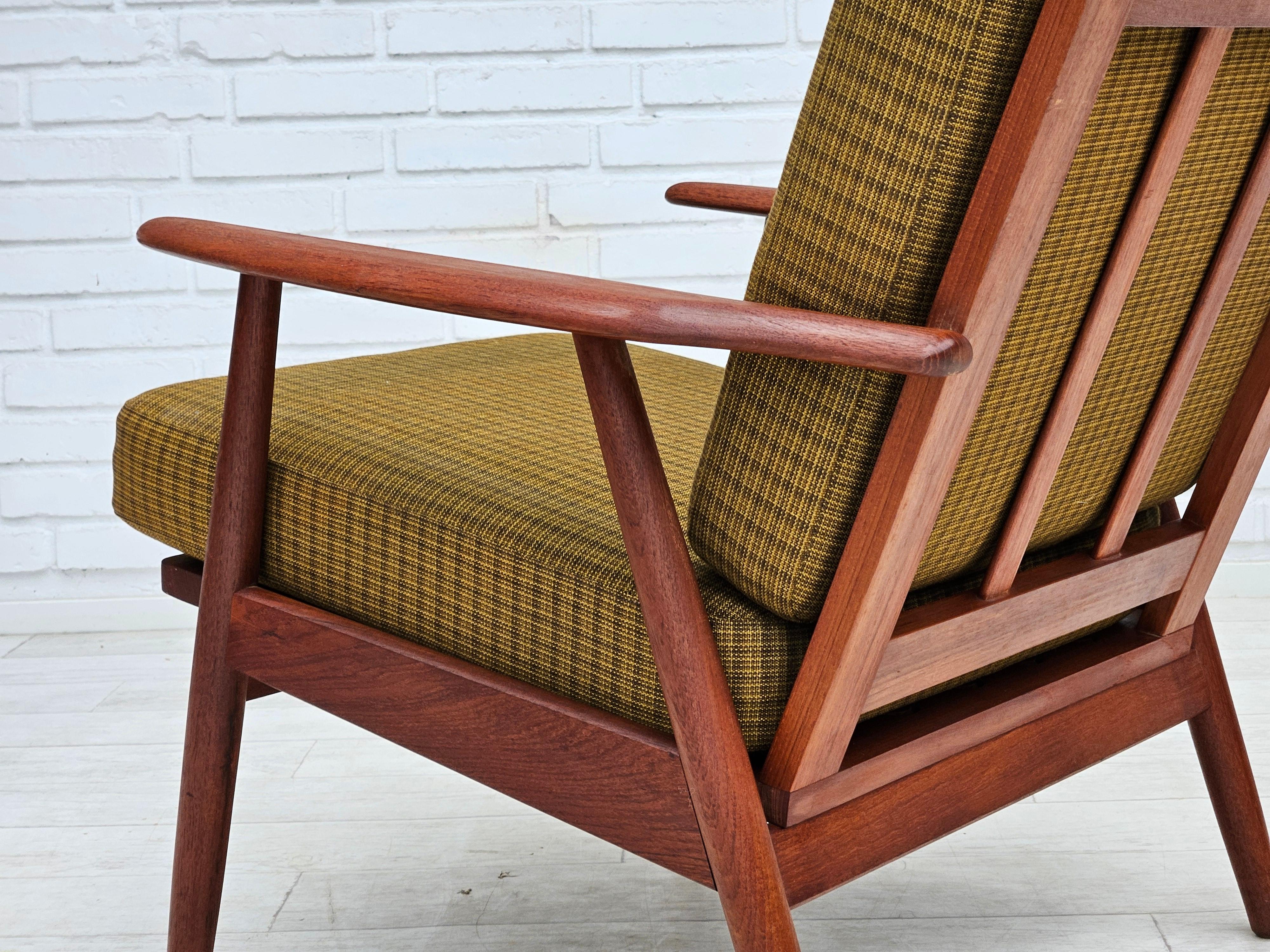 1970er Jahre, dänischer Teakholz-Sessel, Originalzustand, grüner Möbelstoff. im Angebot 9