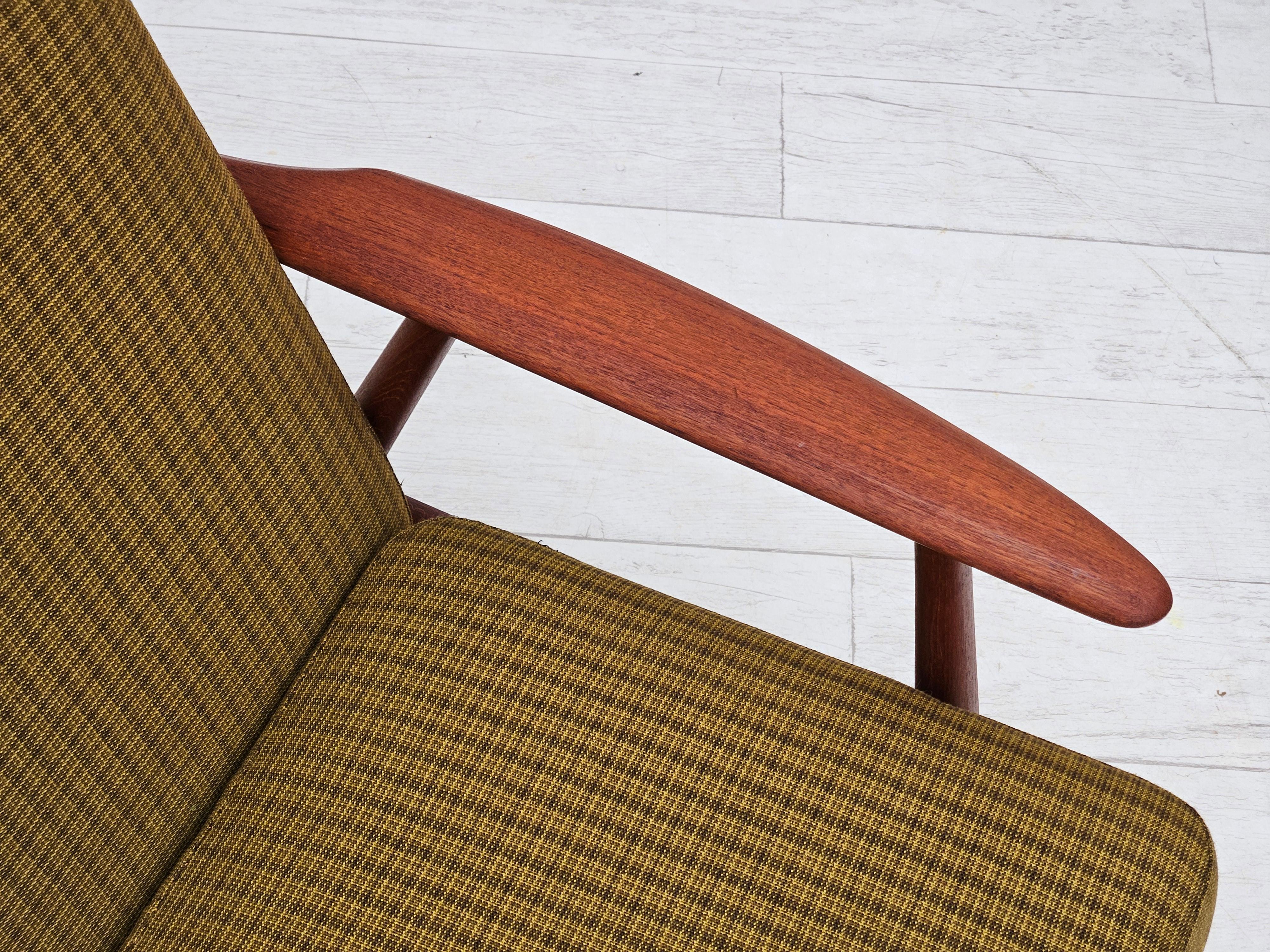 1970er Jahre, dänischer Teakholz-Sessel, Originalzustand, grüner Möbelstoff. im Angebot 11