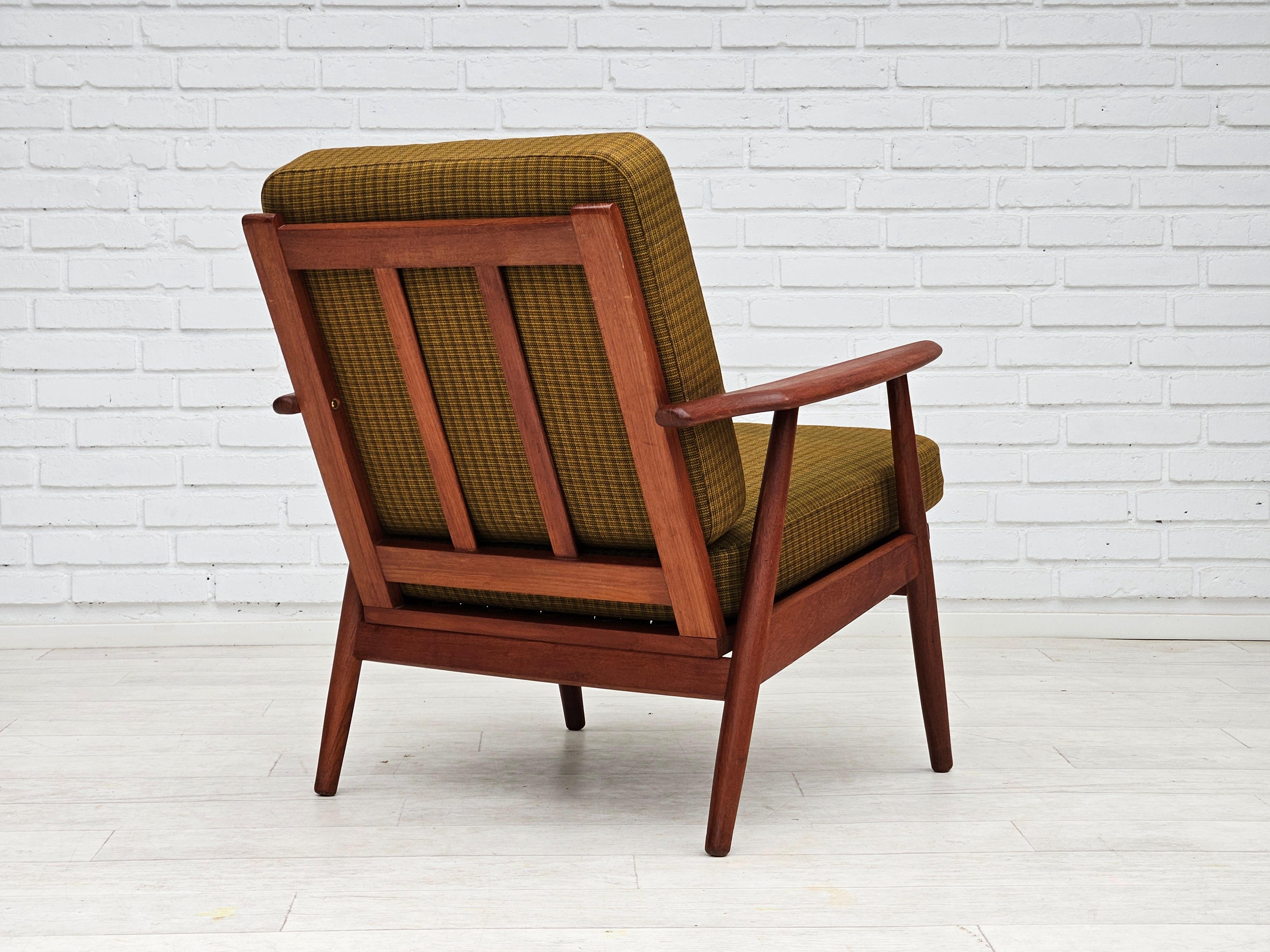 1970er Jahre, dänischer Teakholz-Sessel, Originalzustand, grüner Möbelstoff. im Angebot 12