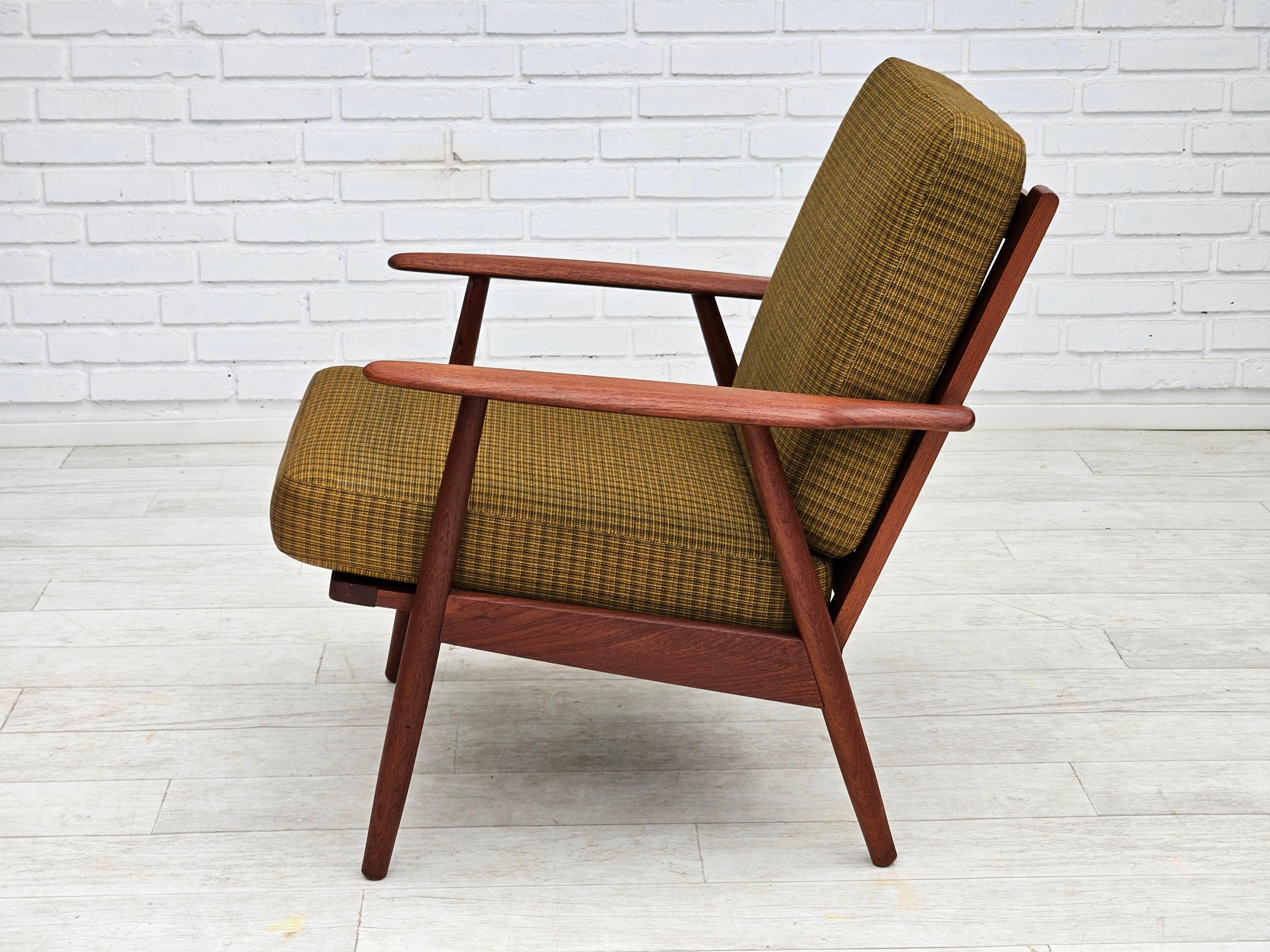 1970er Jahre, dänischer Teakholz-Sessel, Originalzustand, grüner Möbelstoff. im Angebot 13
