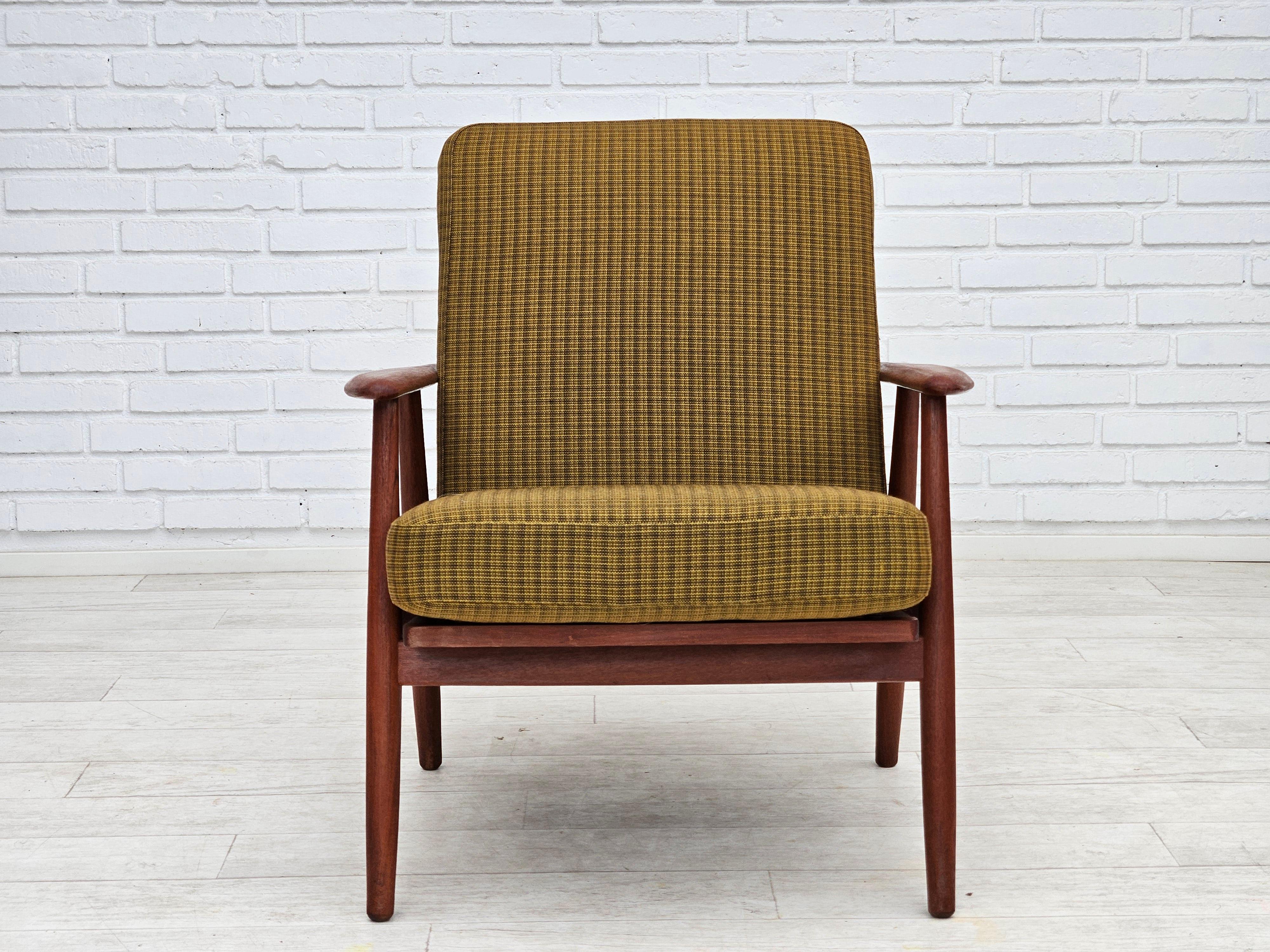 1970er Jahre, dänischer Teakholz-Sessel, Originalzustand, grüner Möbelstoff. (Skandinavische Moderne) im Angebot