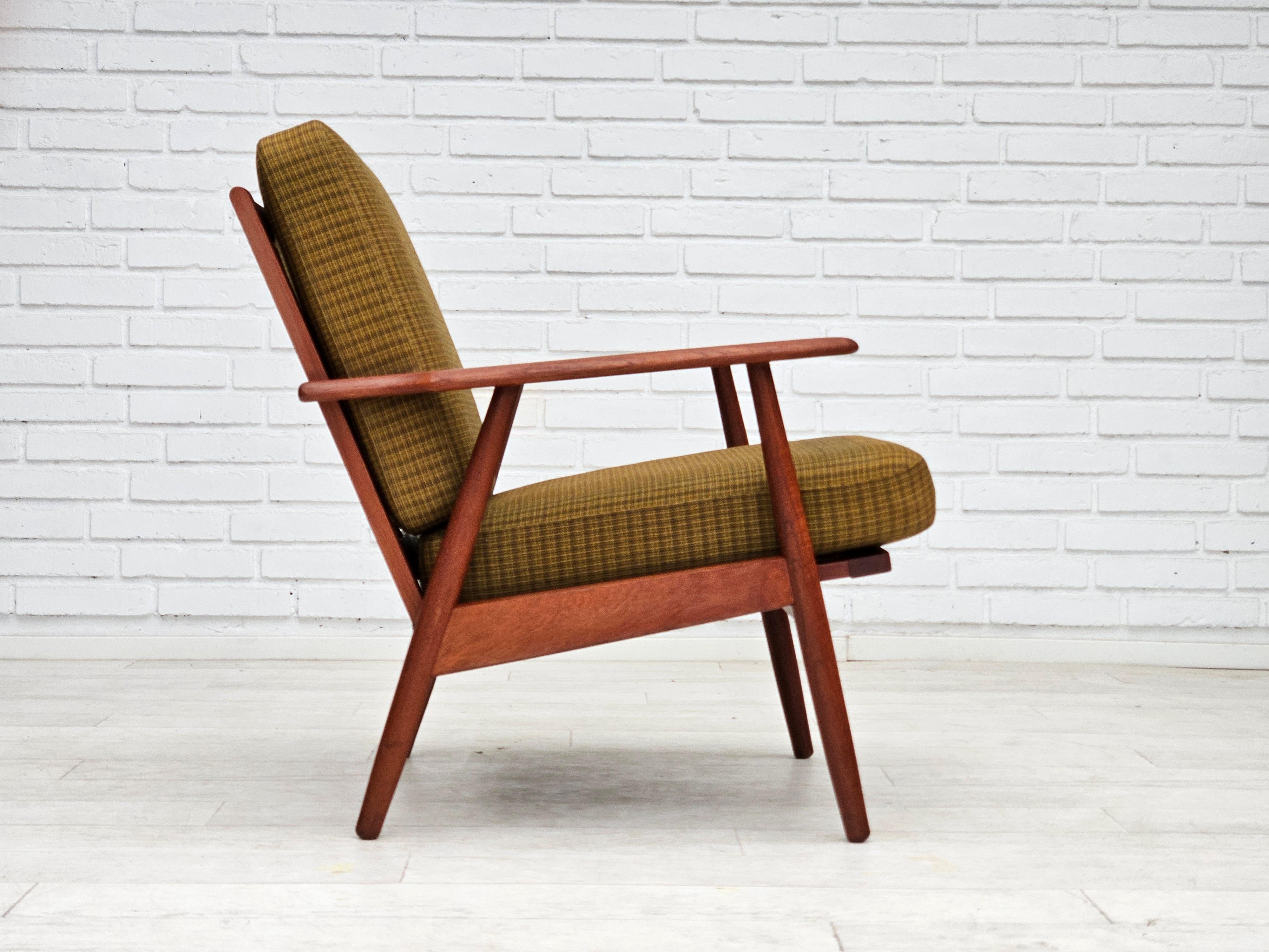 1970er Jahre, dänischer Teakholz-Sessel, Originalzustand, grüner Möbelstoff. (Dänisch) im Angebot
