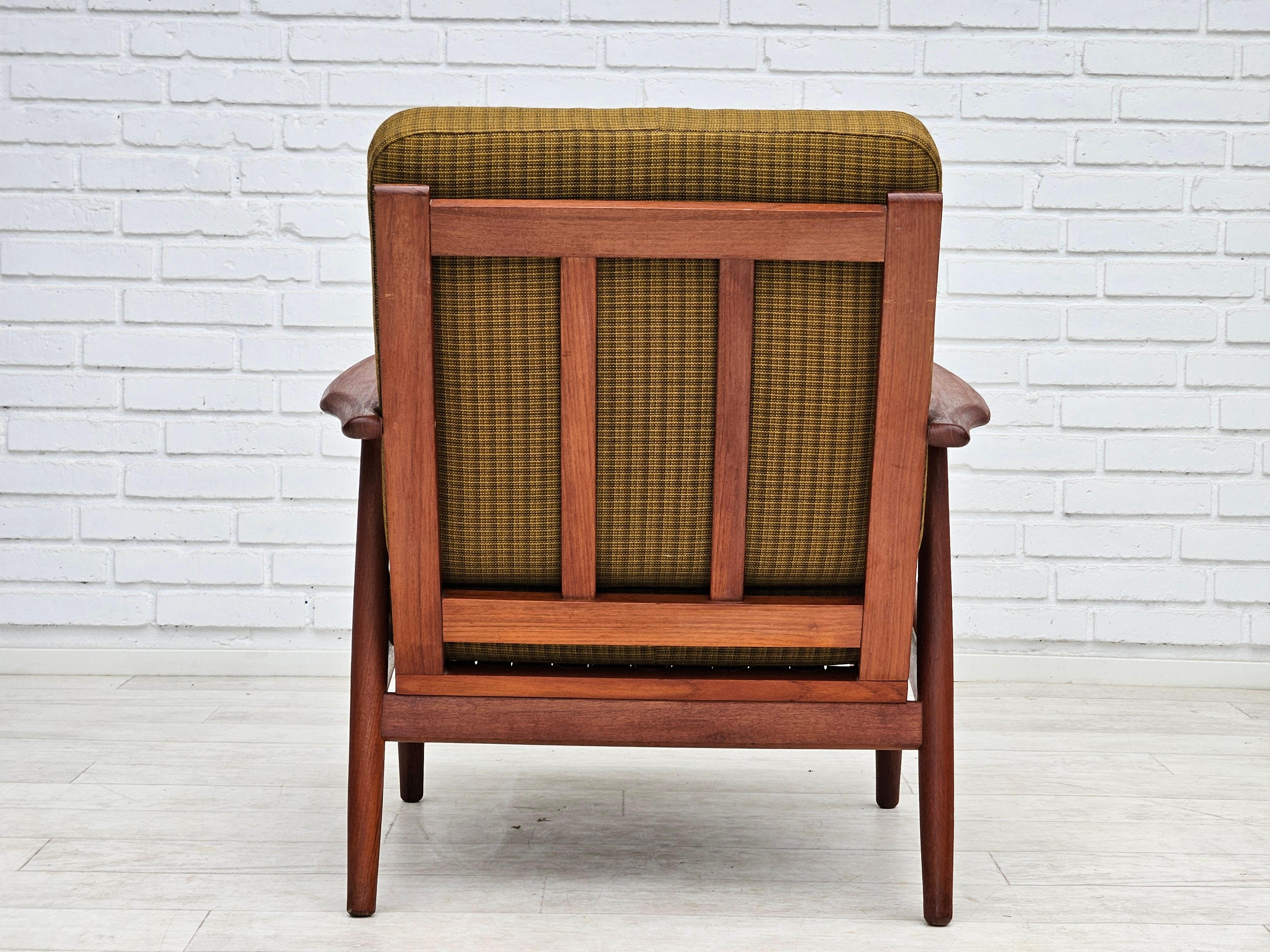 1970er Jahre, dänischer Teakholz-Sessel, Originalzustand, grüner Möbelstoff. im Zustand „Gut“ im Angebot in Tarm, 82