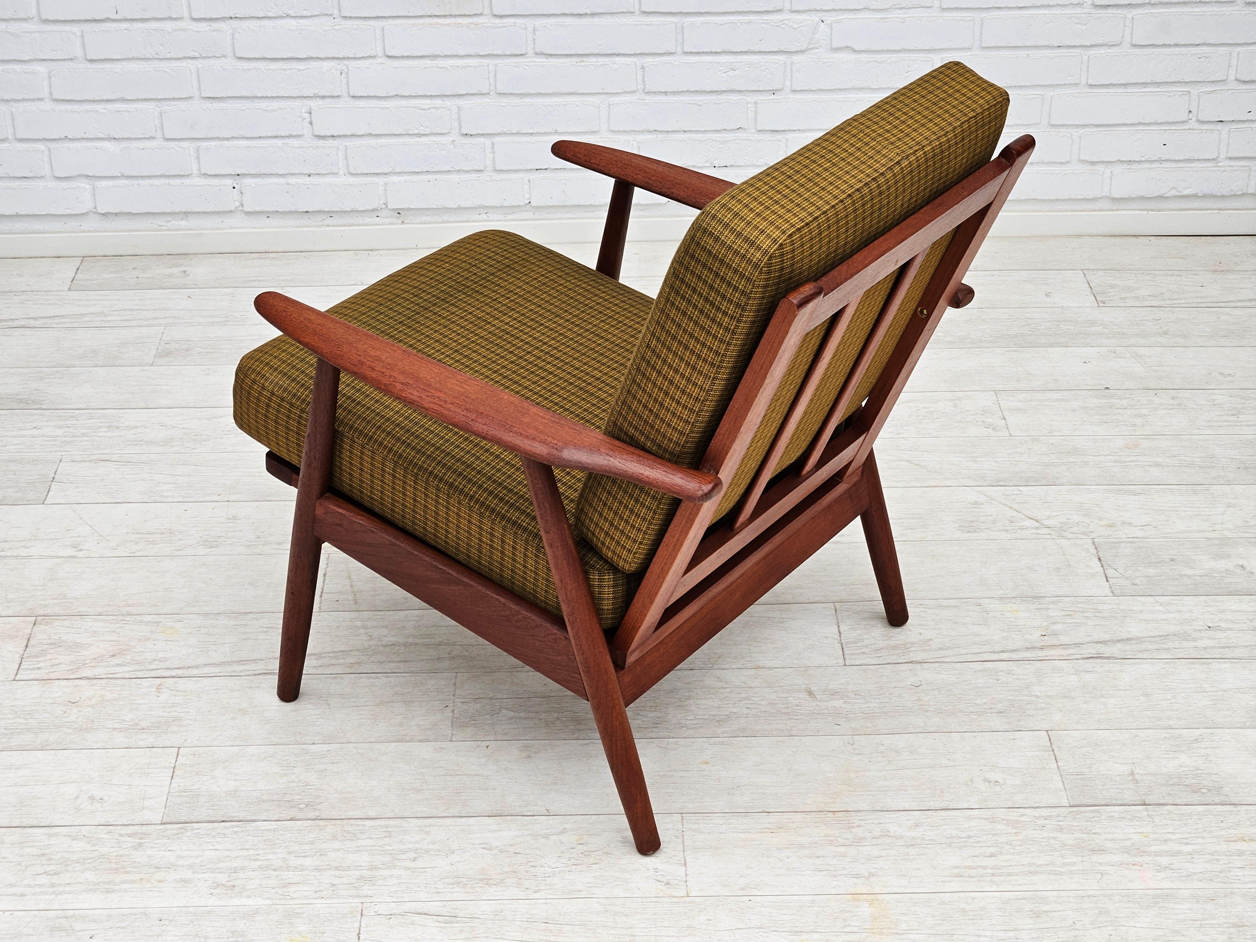 1970er Jahre, dänischer Teakholz-Sessel, Originalzustand, grüner Möbelstoff. (Mitte des 20. Jahrhunderts) im Angebot