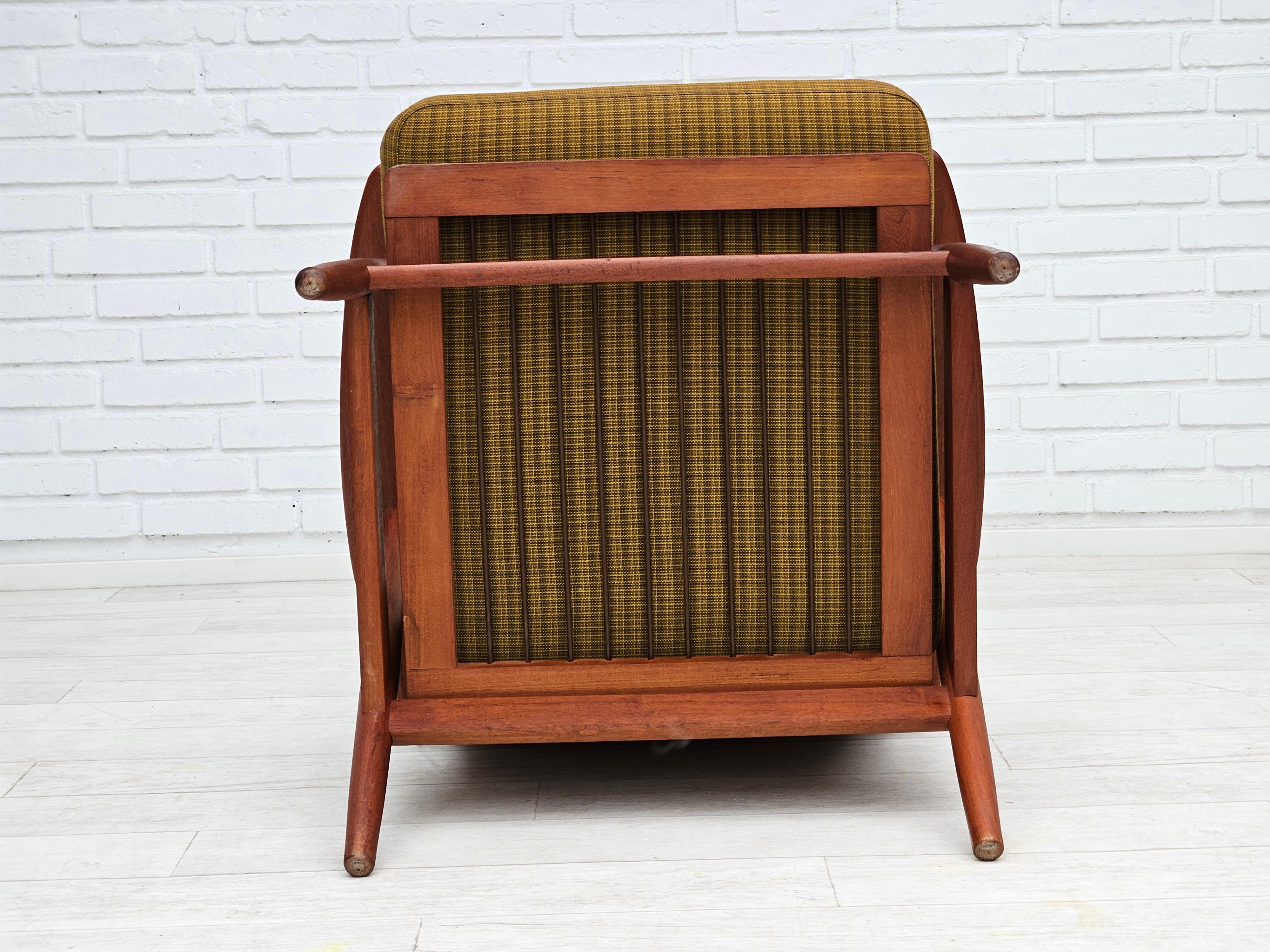 1970er Jahre, dänischer Teakholz-Sessel, Originalzustand, grüner Möbelstoff. (Stoff) im Angebot