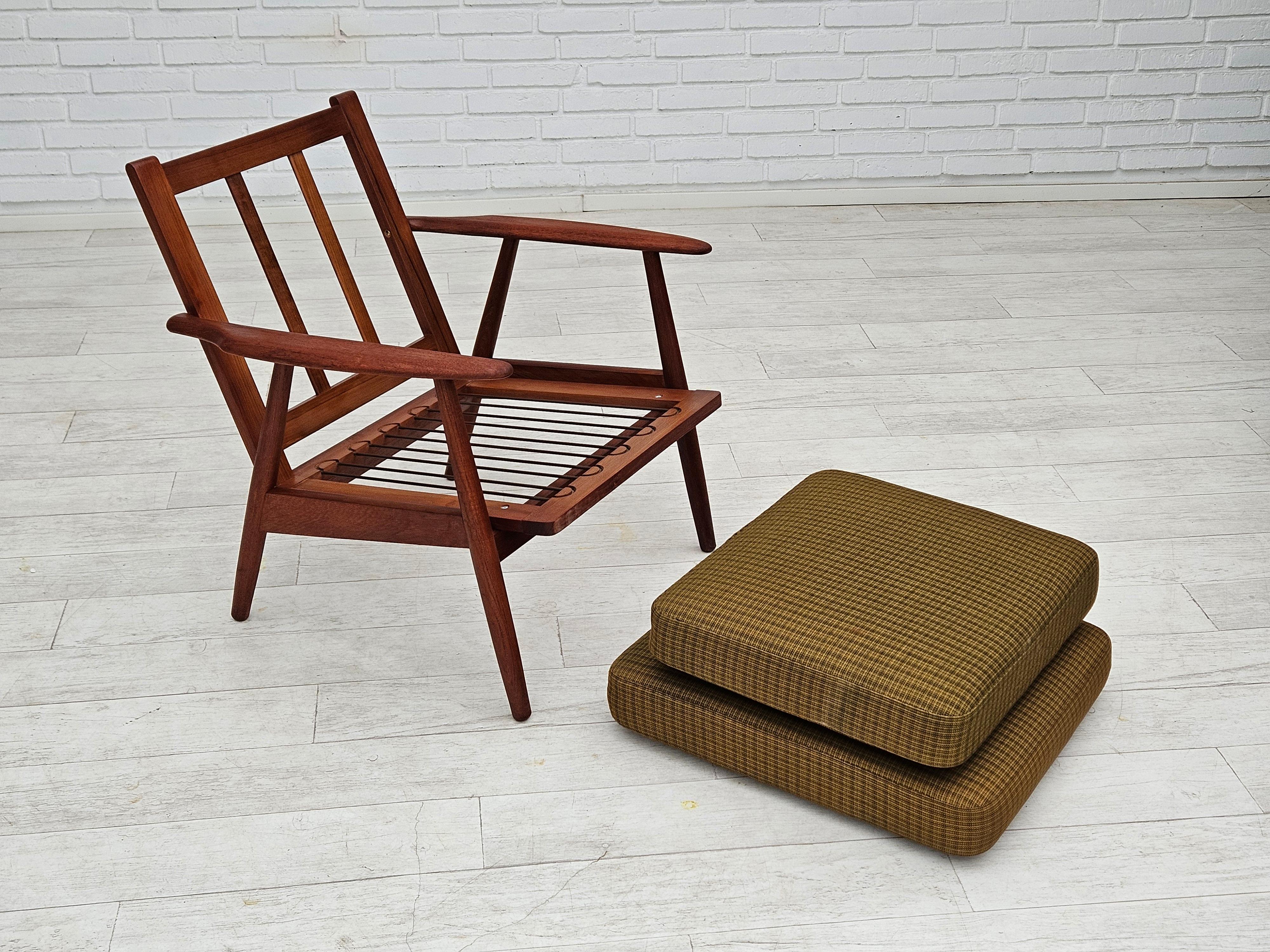 1970er Jahre, dänischer Teakholz-Sessel, Originalzustand, grüner Möbelstoff. im Angebot 1