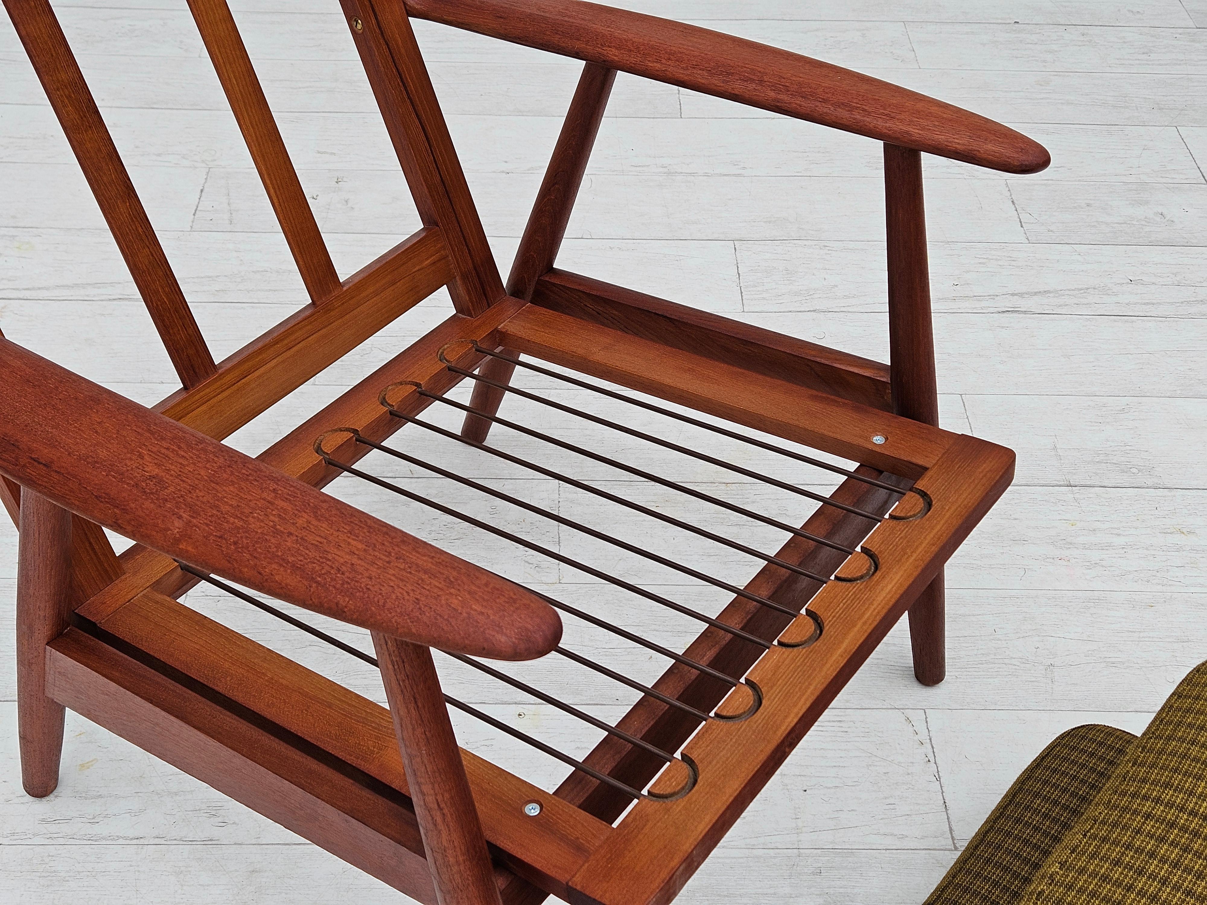1970er Jahre, dänischer Teakholz-Sessel, Originalzustand, grüner Möbelstoff. im Angebot 2