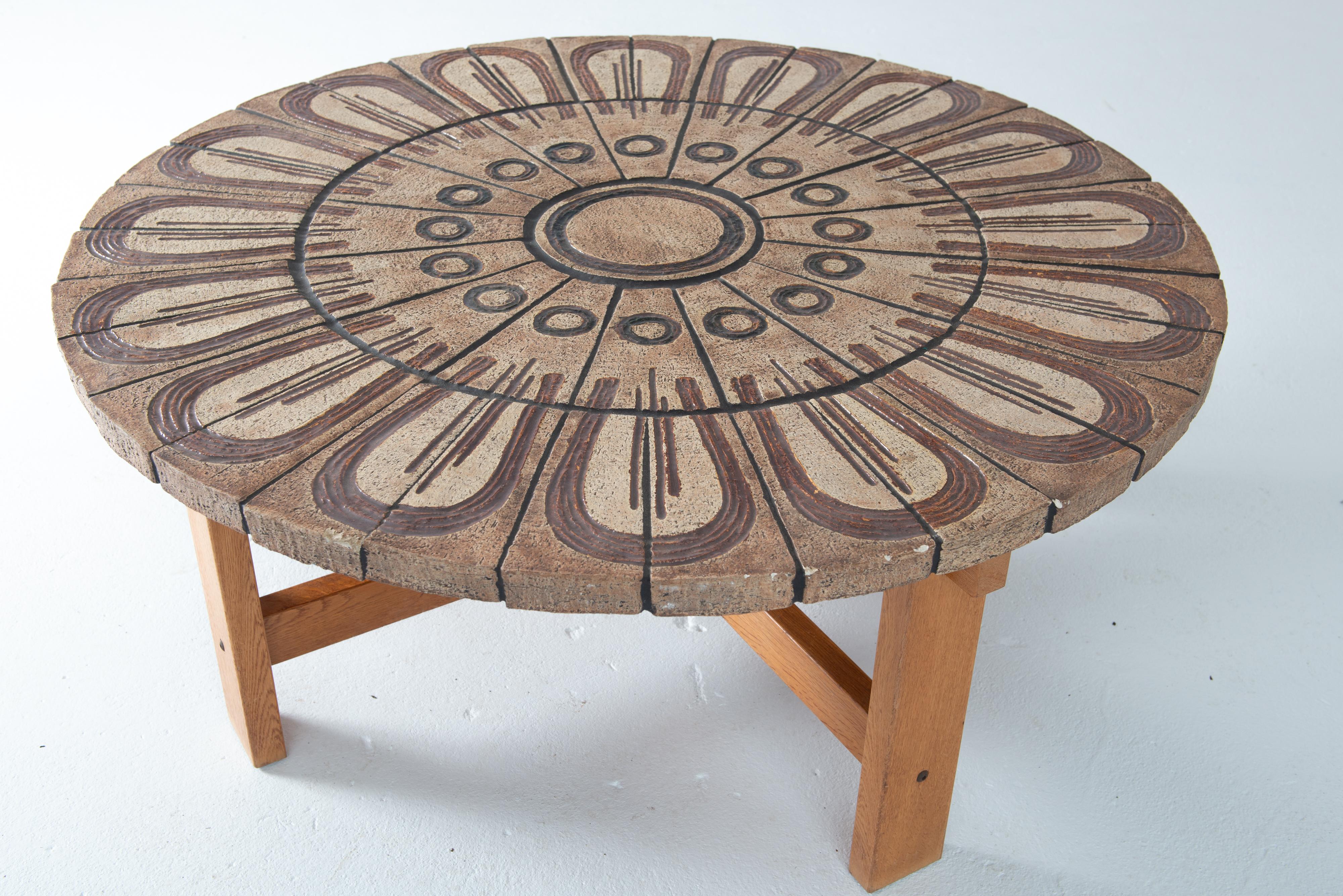 Un tavolino circolare con piano in piastrelle di ceramica di grande effetto e con una bellissima base in teak. Si tratta di un tavolo danese di Ox Art per Trioh Mobelfabrik. Il motivo 