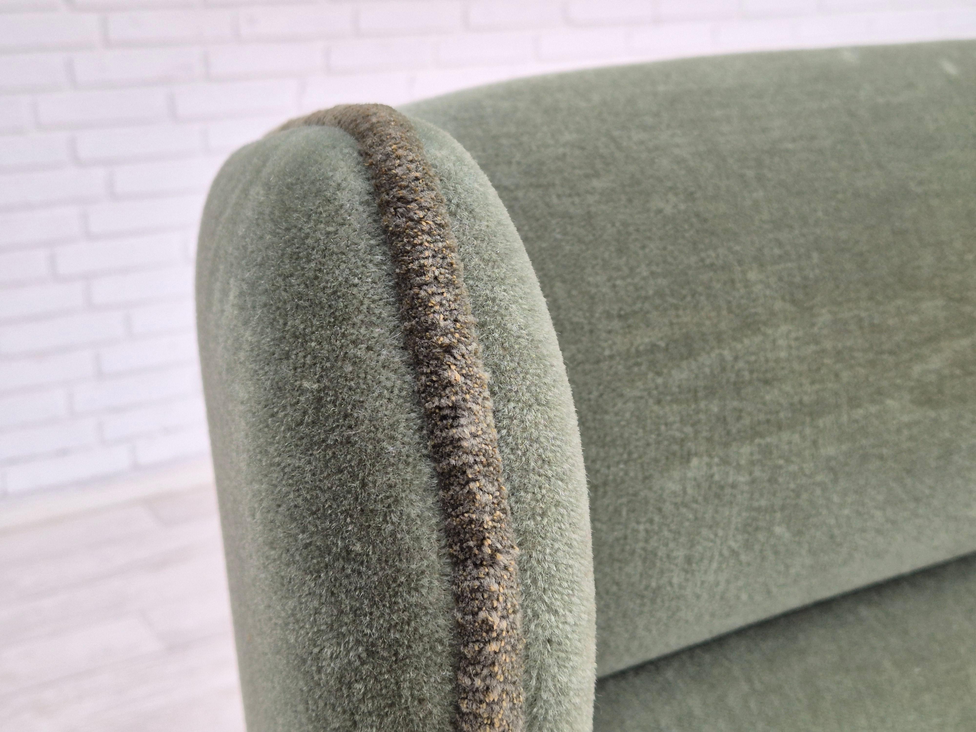 Velluto Poltrona wingback danese degli anni '70, condizioni originali, arredamento in velluto, Beeche. in vendita