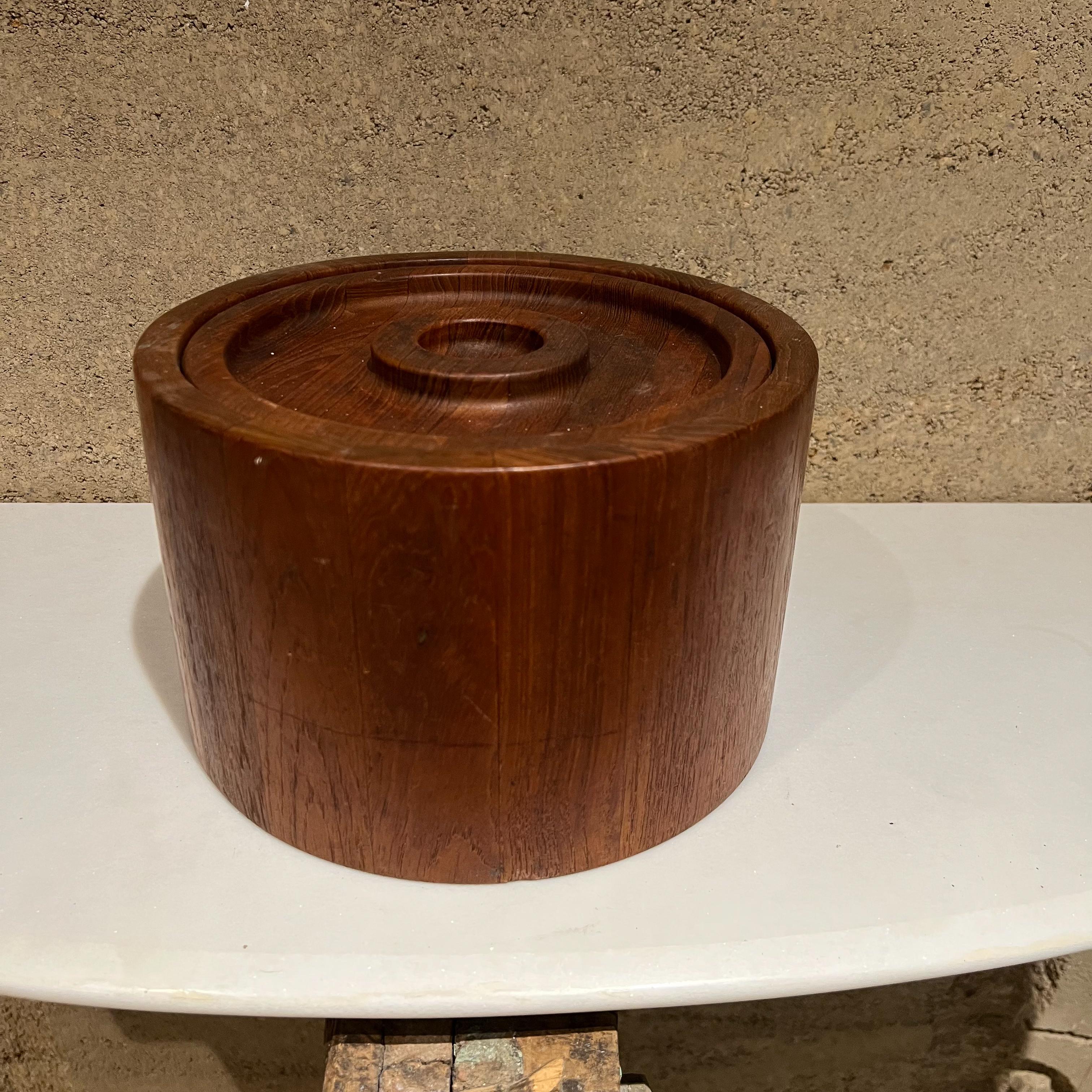 Ice Bucket
Dansk staved teak wood ice bucket Mid-Century Modern.
Design Jens Quistgaard
Dansk International Malaysia.
Features matching lid and plastic waterproof interior.
Item is in original vintage unrestored condition. Gently used.
Refer