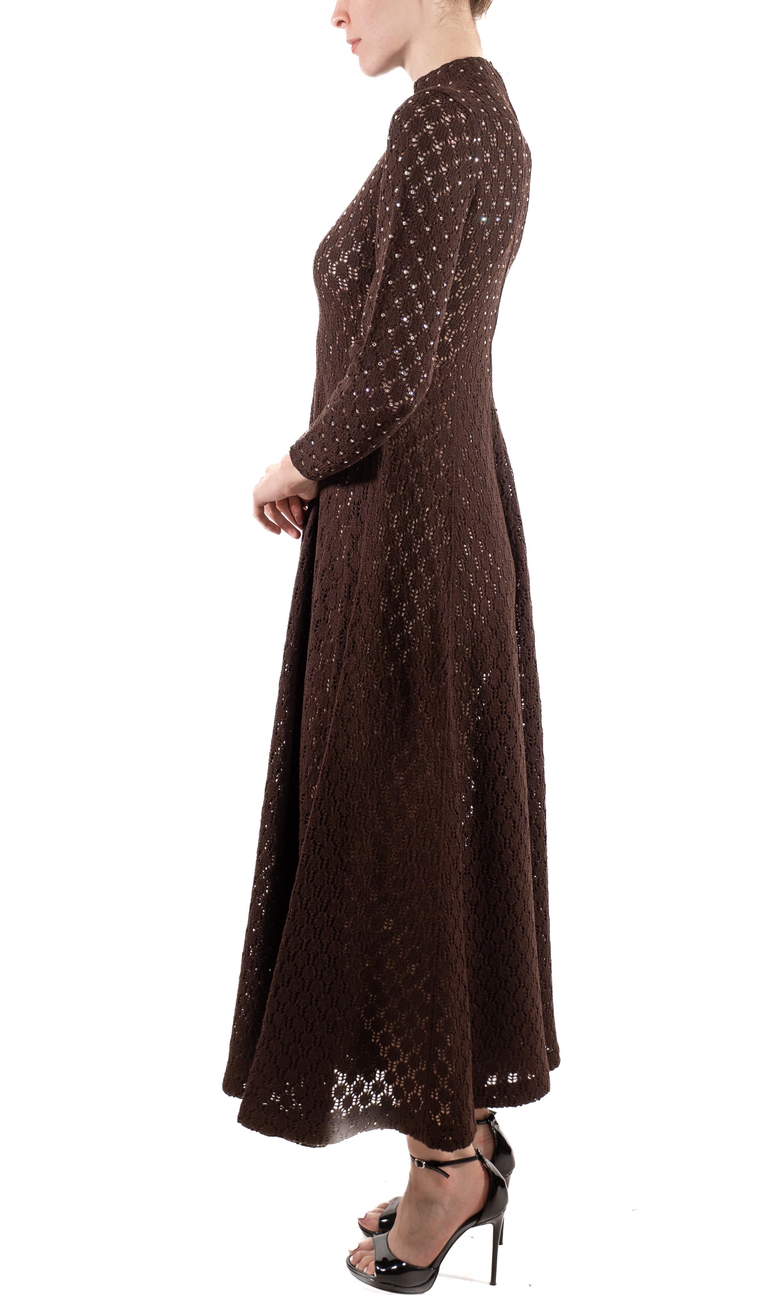1970S Vestido de manga larga de punto de mezcla de rayón marrón chocolate oscuro semitransparente con cristales