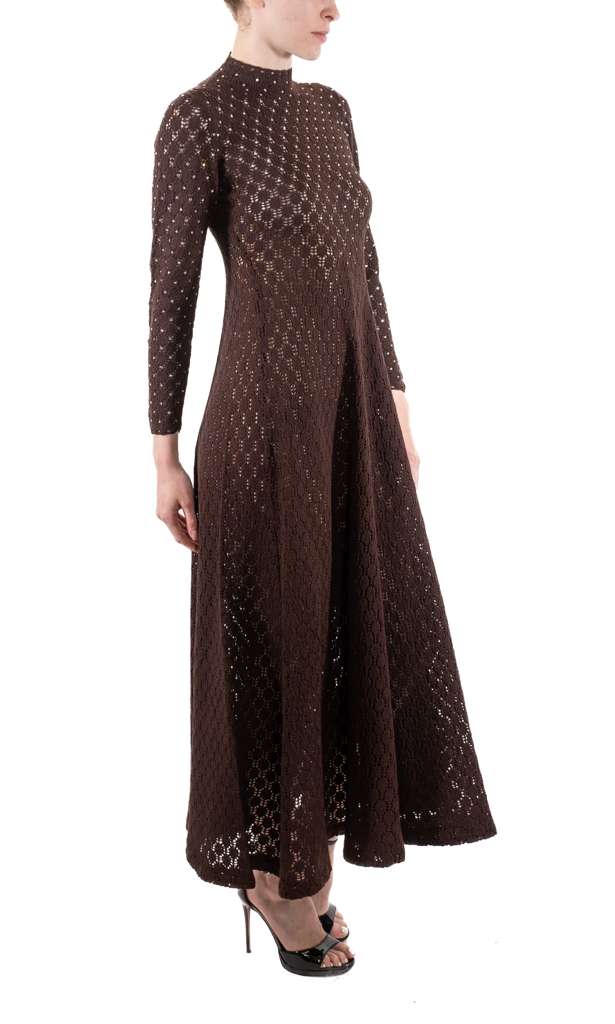 1970S Vestido de manga larga de punto de mezcla de rayón semitransparente marrón chocolate oscuro en Bueno estado para la venta en New York, NY