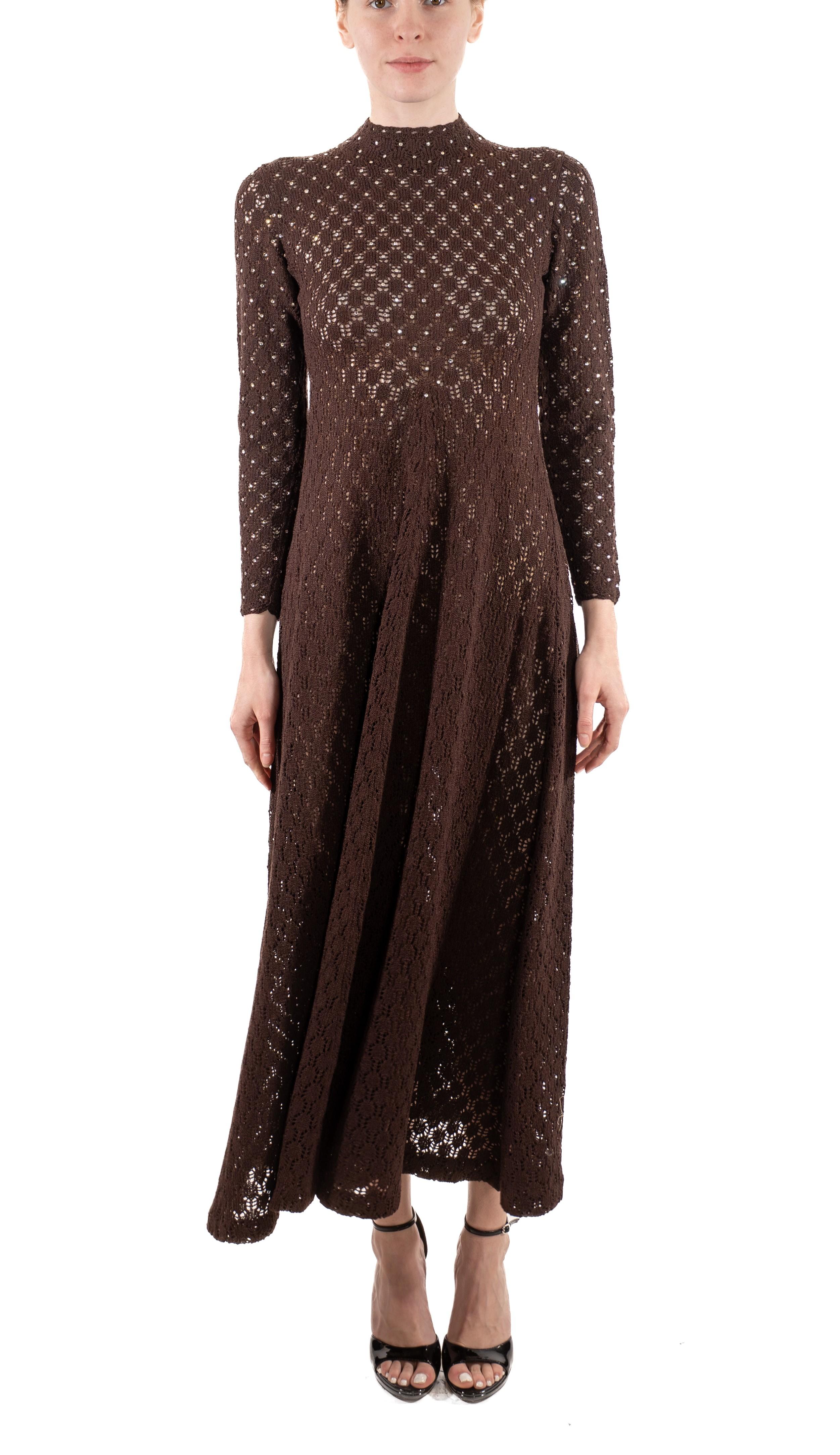 1970S Vestido de manga larga de punto de mezcla de rayón semitransparente marrón chocolate oscuro en venta 2