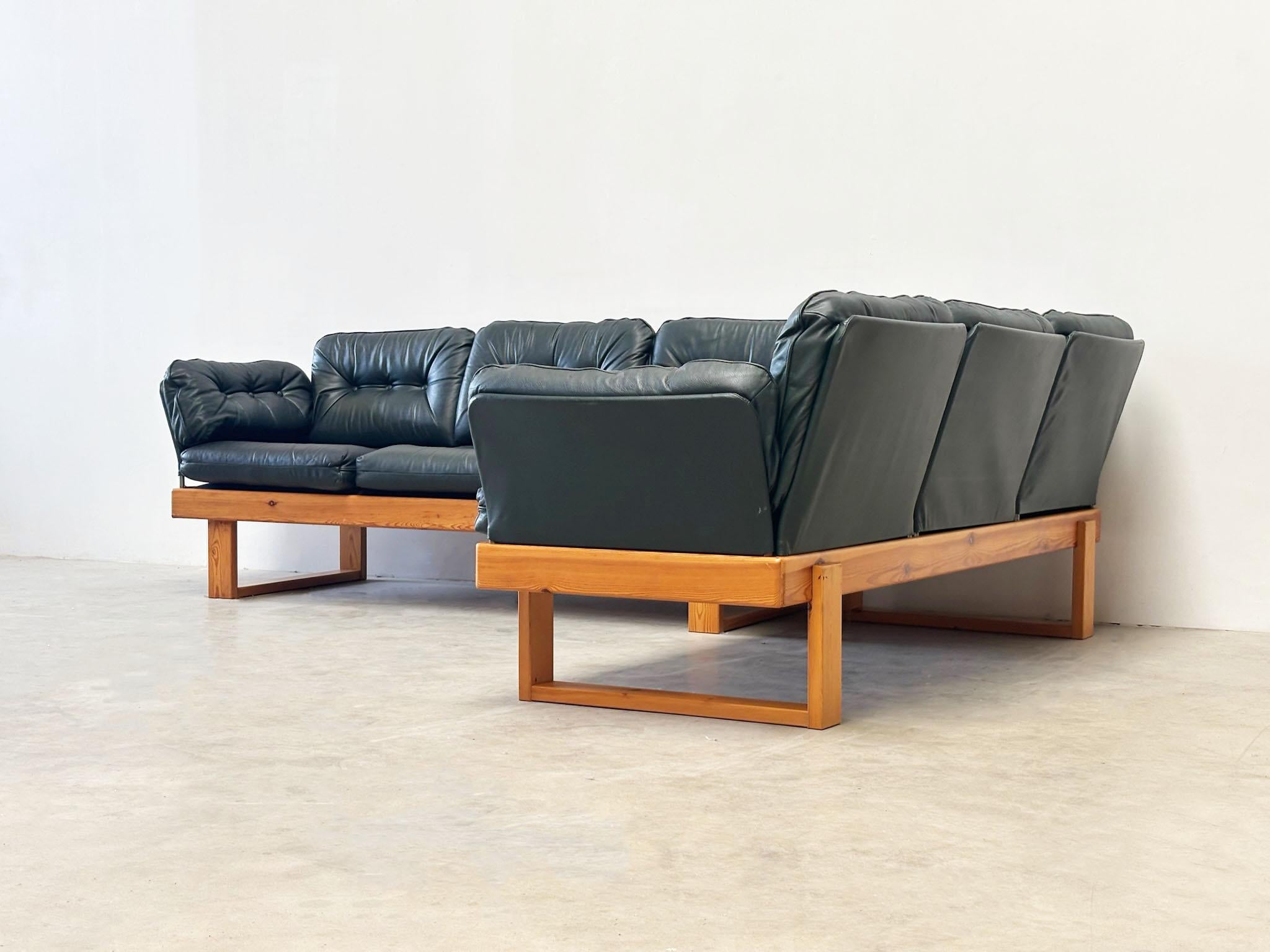 Tedesco Panchina angolare tedesca verde scuro degli anni '70 in vendita