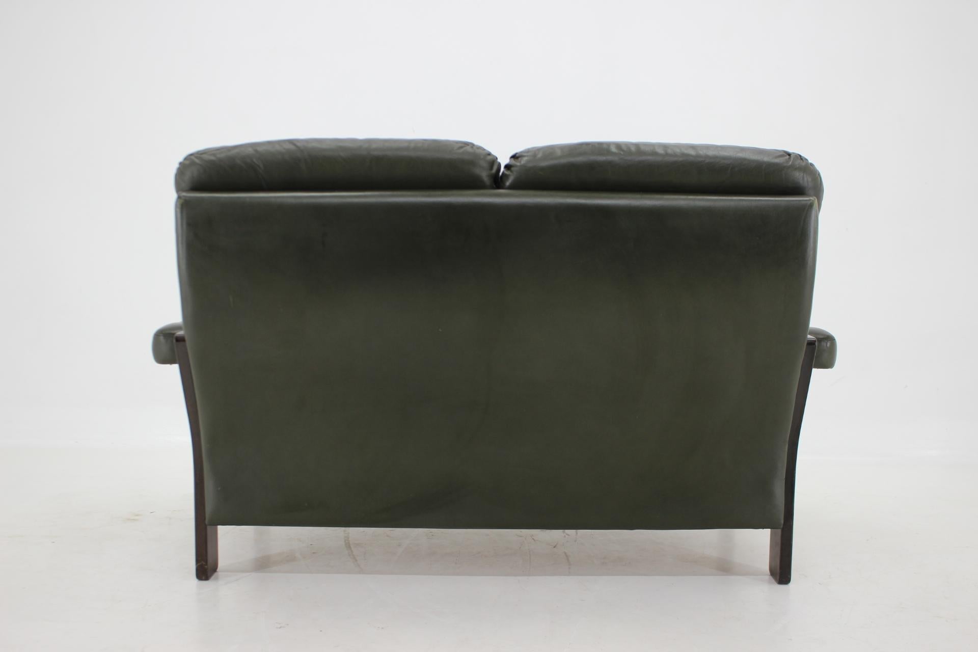 1970s Dark Green Leather 2-Seater Sofa, Denmark In Good Condition In Praha, CZ