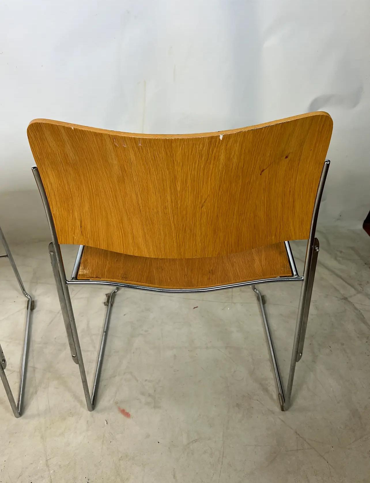 Der stapelbare Bugholzstuhl David Rowland 40/4 aus den 1970er Jahren ist ein klassisches Design, das die Eleganz und Funktionalität von Bugholzmöbeln unterstreicht. Der vom renommierten Designer David Rowland entworfene Stuhl verfügt über eine