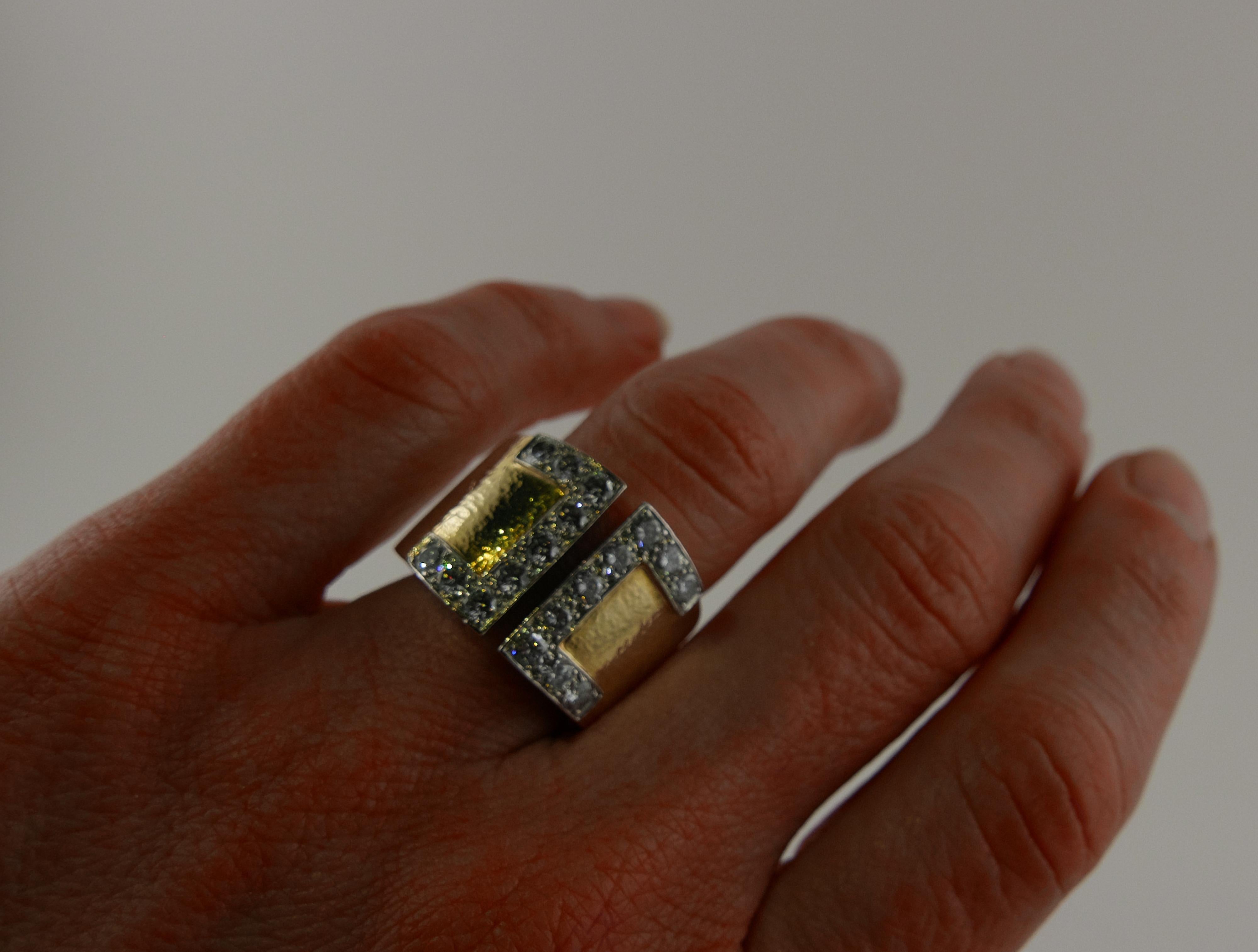 Extremely elegant 1970s David Webb geometric Ring finely crafted in rich 18 karat Yellow Gold and  brilliant cut Diamonds set in Platinum.
This stylish and always modern open band Ring is in polished hammered Yellow Gold edged and enlighted with an