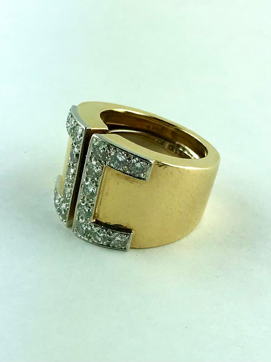 Très élégante bague géométrique David Webb des années 1970, finement travaillée en or jaune 18 carats et en or blanc.  Diamants de taille brillant sertis dans du platine.
Cette élégante et toujours moderne bague à anneau ouvert est en or jaune