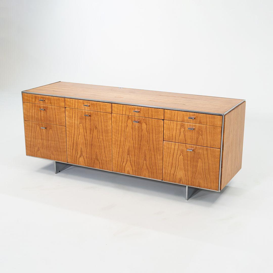 Si tratta di una grande credenza in Oak, progettata all'inizio degli anni '70 da Davis Allen durante il suo quarantennale incarico presso SOM. SOM si riferisce allo studio di architettura Skidmore, Owings & Merrill. Questo pezzo è garantito come