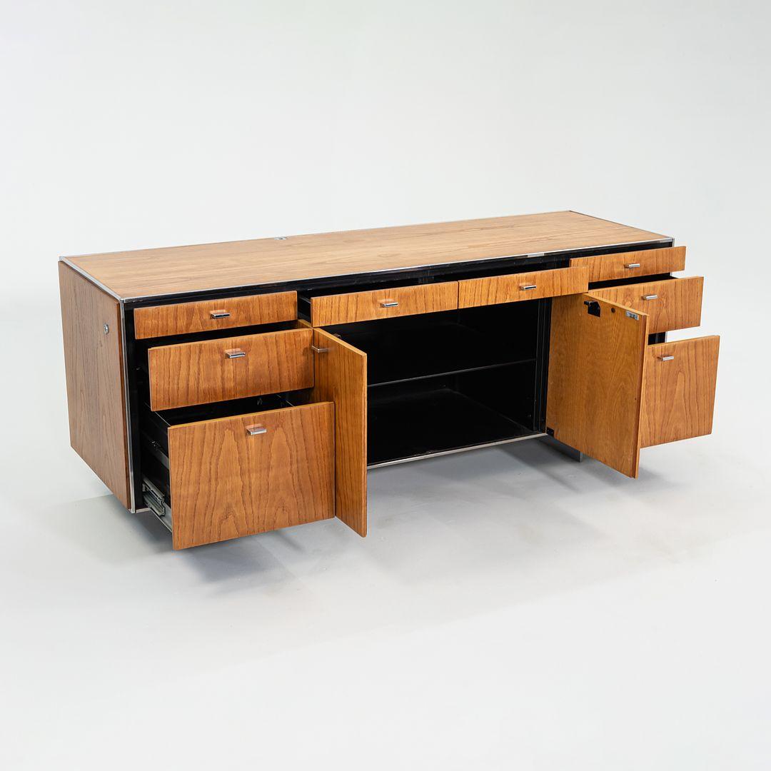Moderno Anni '70 Davis Allen di SOM Credenza personalizzata in Oak / Chrome General Fireproofing Co. in vendita