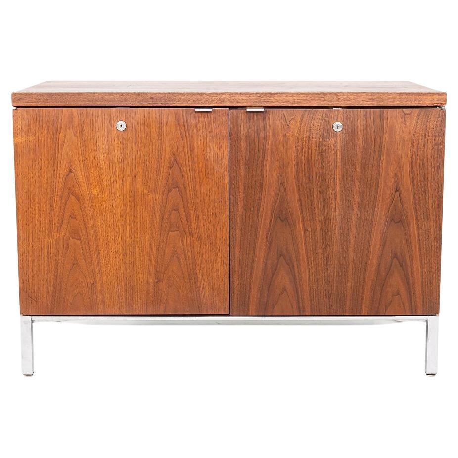 Davis Allen di SOM per Stow & Davis Cabinet / Credenza in noce degli anni '70 in vendita