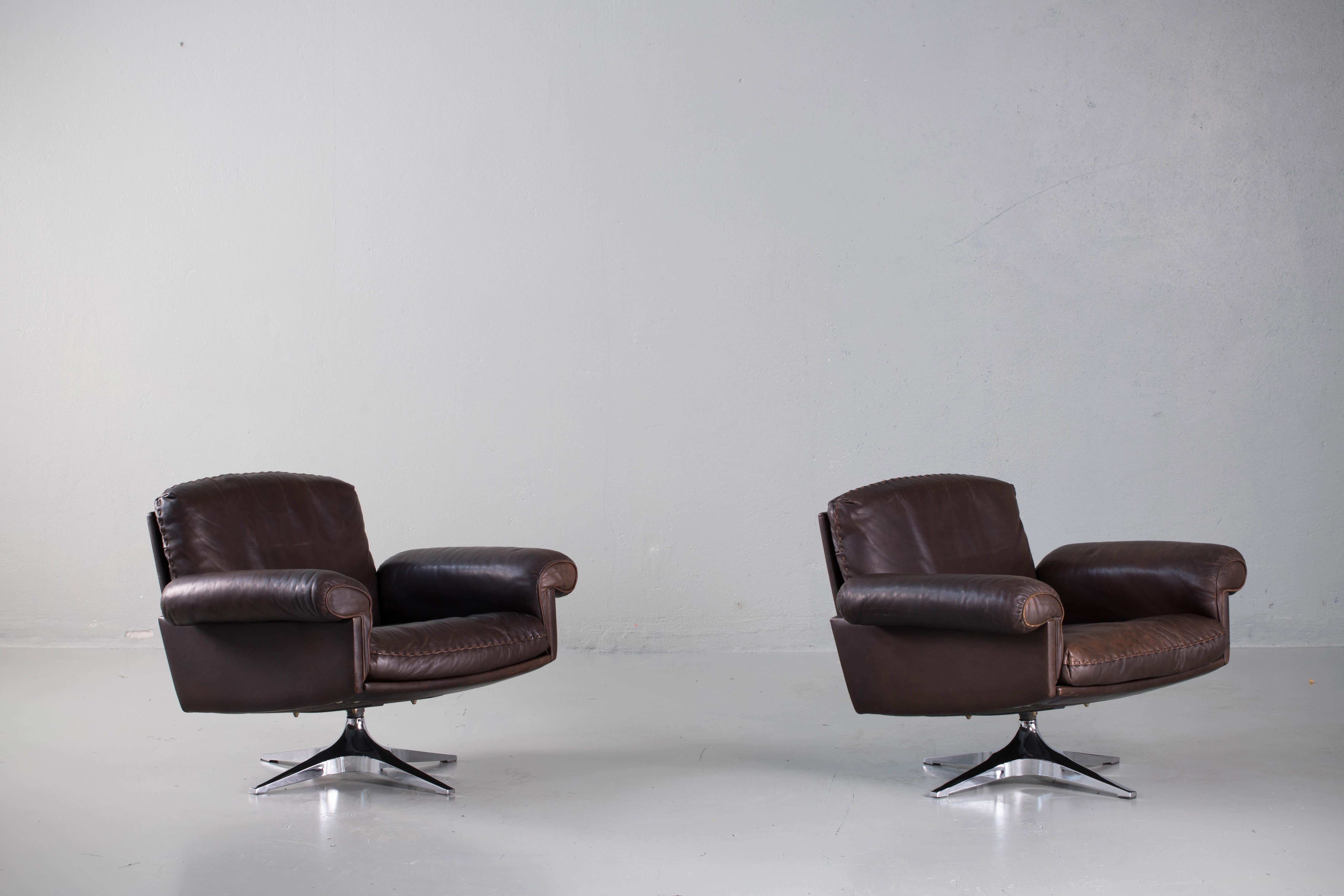 Pair of swivel armchairs model DS31 from the Swiss luxury manufacturer De Sede, Switzerland, 1970s.
The set consists of a three-seat sofa and 2 matching in brown patinated aniline leather.
Stunning cognac aniline leather with whipstitch edge