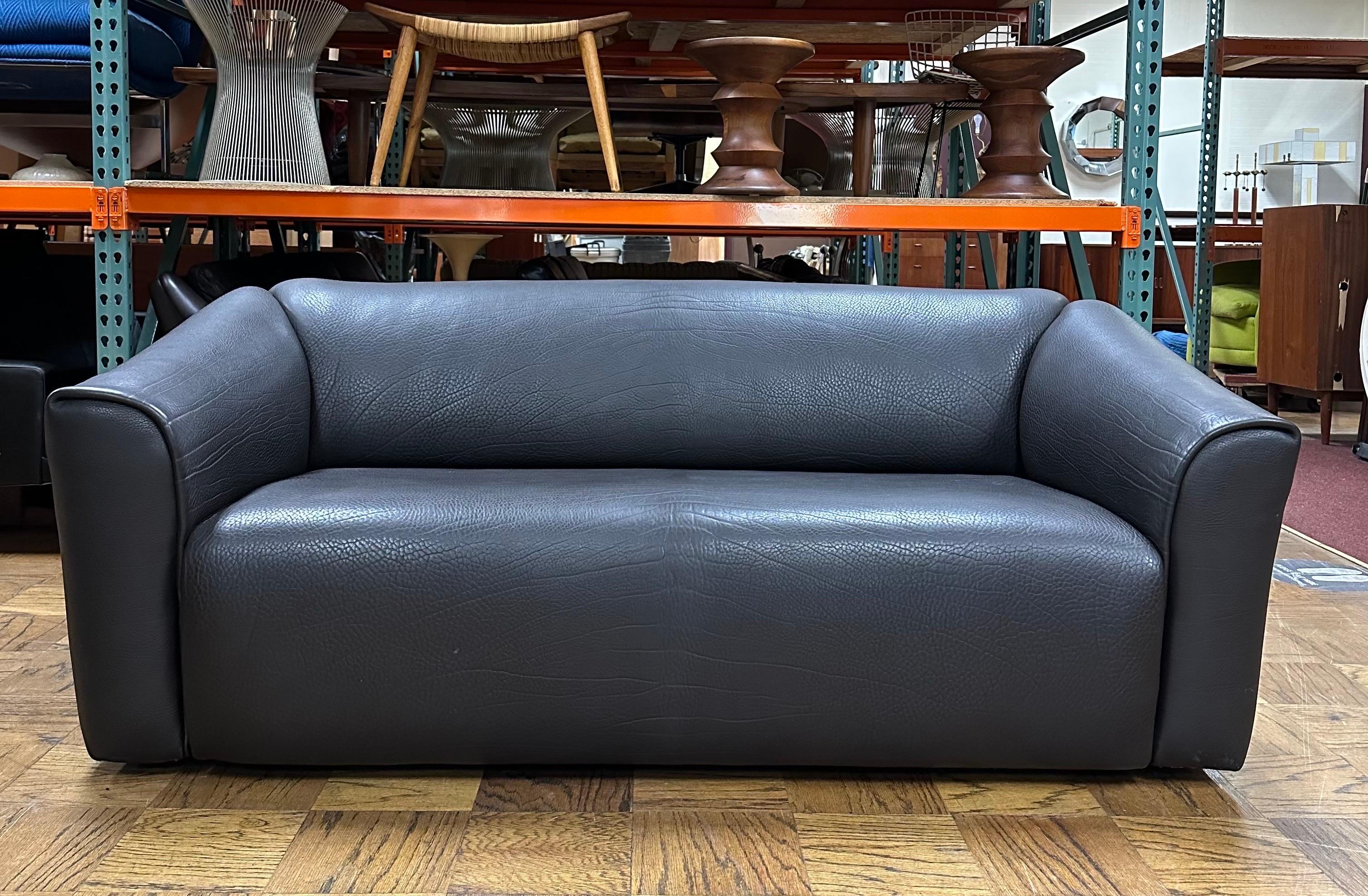 Canapé en cuir noir De Sede DS47. Le canapé est doté d'une assise extensible pour une plus grande profondeur d'assise. De Sede est connu pour son cuir de buffle de haute qualité, d'une épaisseur de 5 mm. Fabriqué en Suisse.