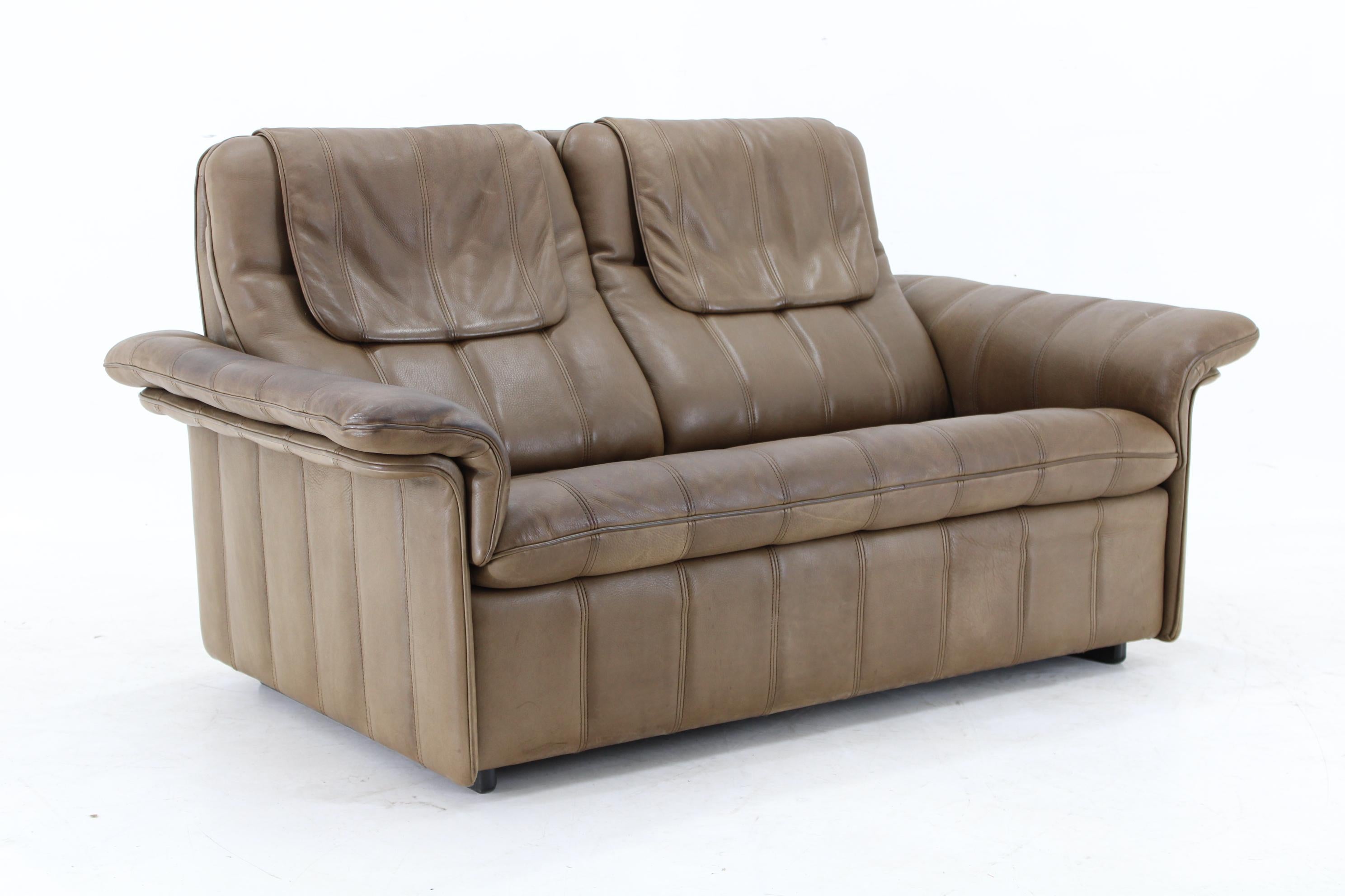 De sede Exklusives Buffalo-Leder-Sofa mit 2-Sitzern, Schweiz, 1970er Jahre (Moderne der Mitte des Jahrhunderts) im Angebot