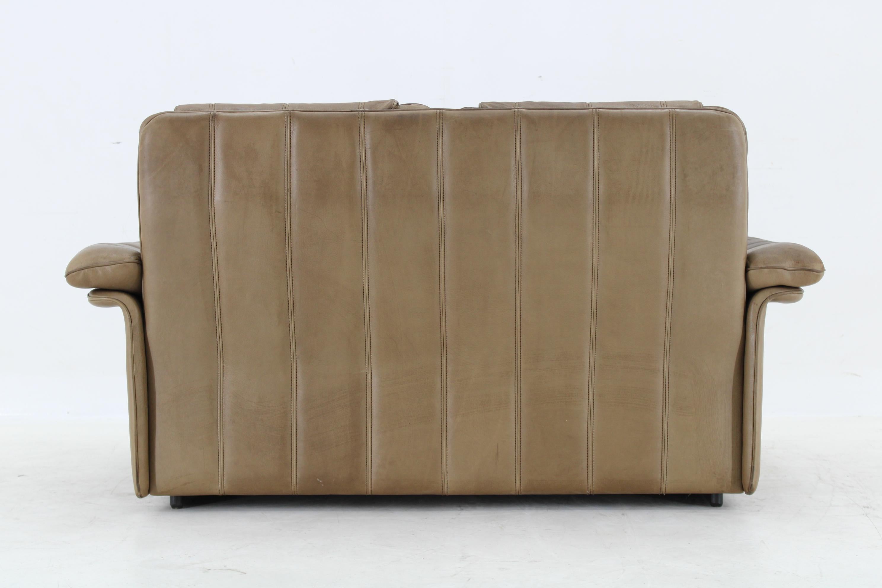 De sede Exklusives Buffalo-Leder-Sofa mit 2-Sitzern, Schweiz, 1970er Jahre im Zustand „Gut“ im Angebot in Praha, CZ