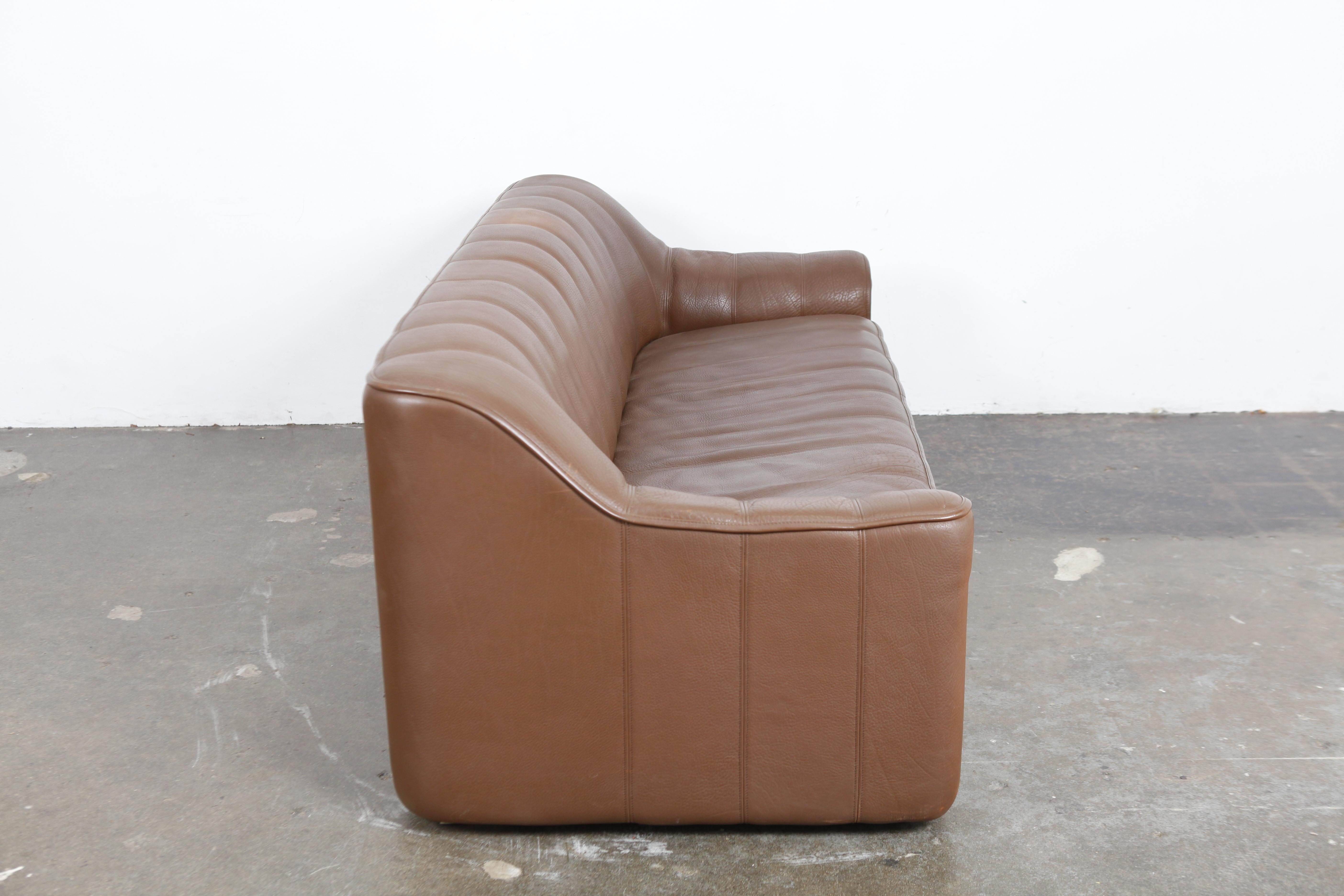 3-seat De Sede 'DS 44' sofa in original brown buffalo leather, extends to a larger seating depth, Switzerland, 1970s. No tears or damage, wear consistent with age and use.