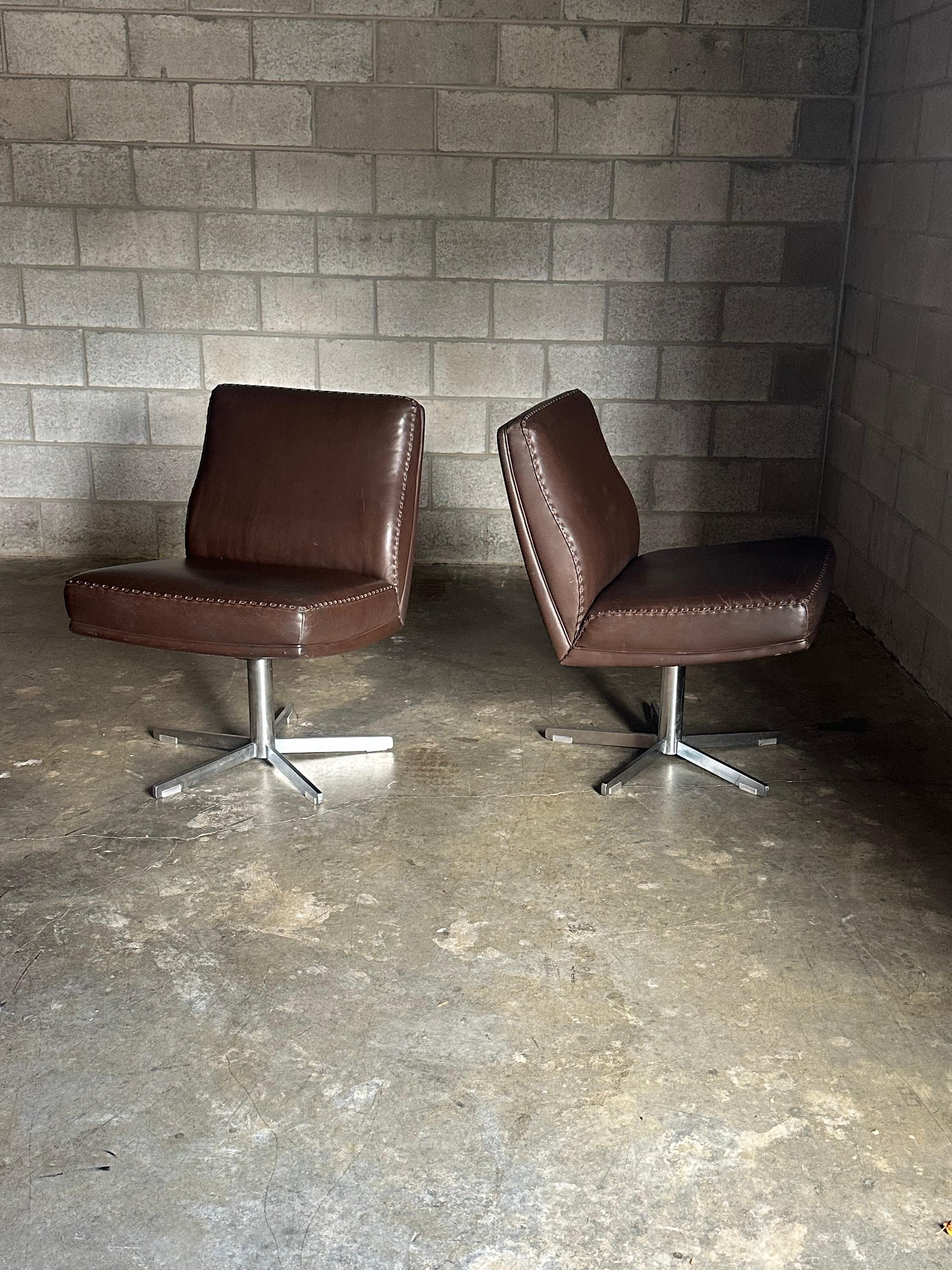 Mid-Century moderno Sedie girevoli in pelle e metallo De Sede degli anni '70 - Una coppia in vendita